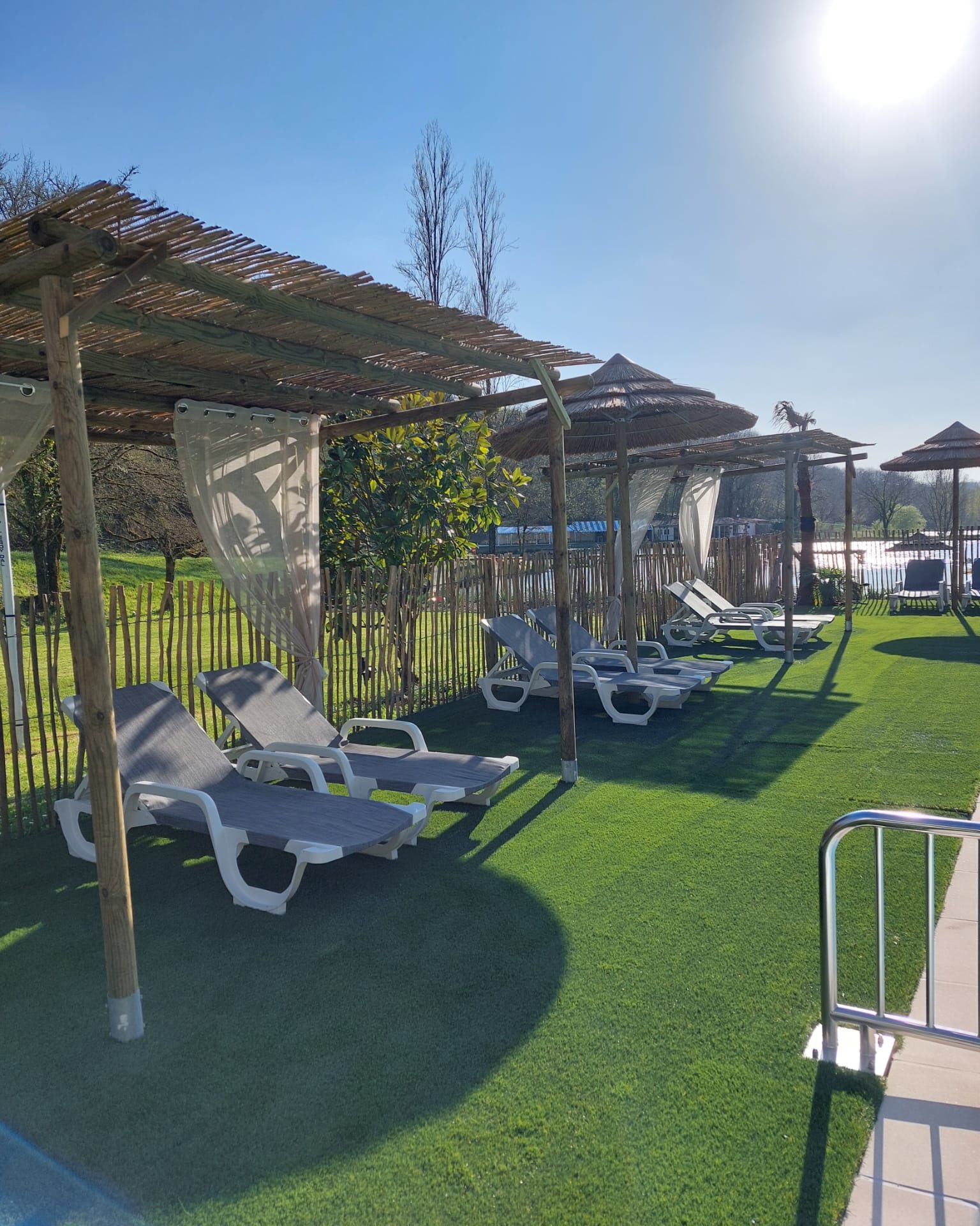 Ons zwembad heeft een serieuze upgrade gekregen 😍🧡
We hebben de plek rond het zwembad groter gemaakt, zodat je nu nog rustiger kan genieten. Rond het zwembad liggen er zachte grasmatten, geen zere voetjes meer van die harde beton! 🌿
En we zijn nog een stap verder gegaan: er staan nu ook prachtige pergola’s, zodat iedereen een mooi plekje heeft om in de schaduw te liggen ☀️
Klaar om te komen genieten bij Camping Les 2 Lacs?
Wij staan al te popelen! 🏖️