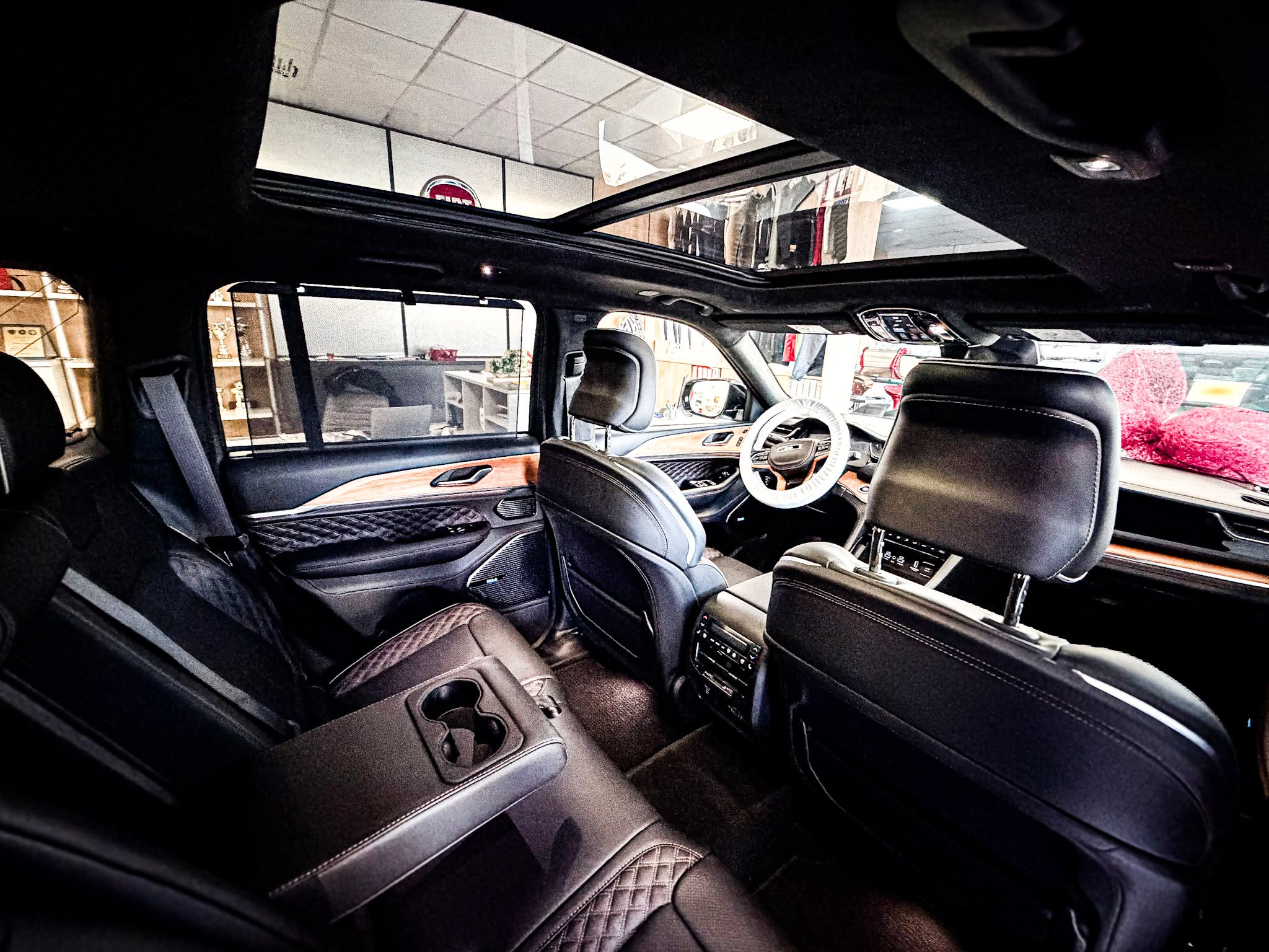 ❤️❤️❤️ TOP 3 najväčšie vychytávky, ktoré na vás čakajú v Jeep Grand Cherokee a v jeho dychberúcom interiéri ❤️❤️❤️
📺 Vlastný svet pre spolujazdca: Úplný unikát vo svojej triede! Spolujazdec má k dispozícii vlastný interaktívny displej zabudovaný priamo v palubnej doske. Môže sledovať filmy, ovládať hudbu alebo pomáhať s navigáciou, zatiaľ čo vy sa plne sústredíte na šoférovanie.
🎶 Audio, z ktorého naskakujú zimomriavky: Zabudnite na bežné rádio. O dokonalý zvuk sa stará legendárny prémiový audio systém McIntosh. Vďaka 19 reproduktorom, výkonu 950 W a na mieru navrhnutej akustike sa vaša kabína zmení na súkromnú koncertnú sálu.
🛋️ Oáza pokoja a relaxu: Nechajte sa hýčkať. Sedadlá z najjemnejšej kože Palermo a precízne spracované detaily z pravého dreva dodávajú interiéru neuveriteľnú eleganciu. K tomu si pridajte masážne funkcie a zistíte, že z tohto auta po dlhej ceste nebudete chcieť vystúpiť.
Nový Jeep Grand Cherokee je zážitok. 👑 Príďte sa o tom presvedčiť na vlastné oči a sadnite si za volant u nás v Autosport Szilagyi!