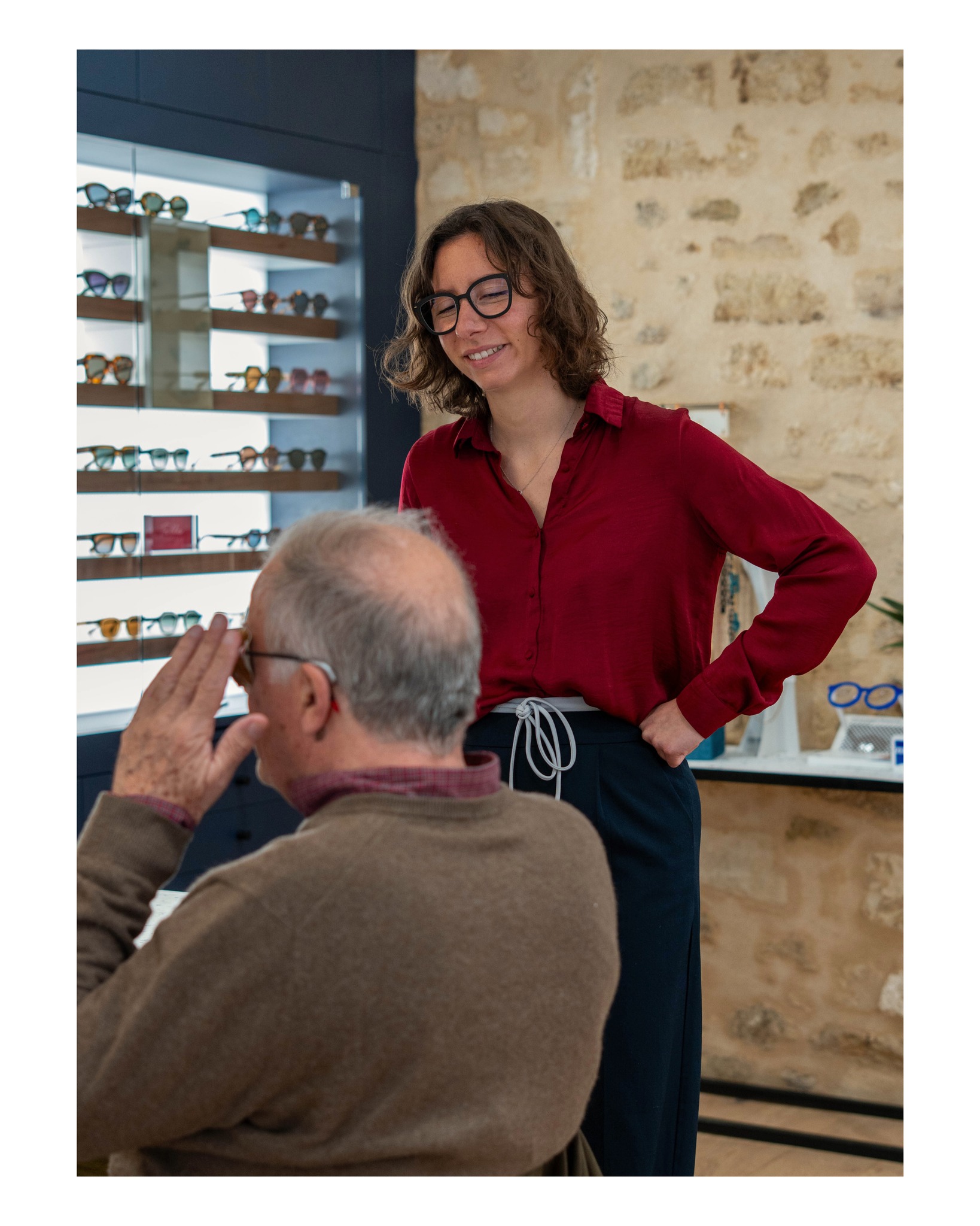 Choisir une paire, c’est bien.
La régler parfaitement, c’est mieux.
Ici, on ajuste, on conseille, on prend le temps.
Parce qu’une lunette, ça ne se porte pas “à peu près”.
Chaque détail compte :
le confort, la tenue, la vision… et même le petit cordon en plus 😉
-
Opticien Montpellier l Montpellier l Opticien occitanie l Lunette Montpellier