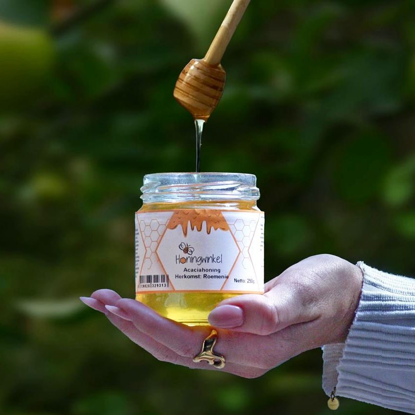 🐝 Nieuw: Workshop Kaarsen Maken met Bijenwas, rechtstreeks van de imker!
We hebben iets heel leuks op de planning! In samenwerking met @honingwinkelnl organiseer ik op 20 juni een nieuwe workshop waarbij je je eigen kaarsen gaat maken van pure bijenwas, direct van de imker!
Tijdens deze workshop leer je hoe je de warme bijenwas giet en rolt in verschillende mallen en een glazen houder en ga je naar huis met je eigen unieke en ecovriendelijke creaties, maar liefst 9 kaarsen in totaal! De natuurlijke geur van bijenwas, het ambachtelijke proces en iets moois dat je zelf hebt gemaakt; dat maakt deze workshop extra bijzonder.
@honingwinkelnl levert de duurzame en ecovriendelijke producten, direct van de imker, waarmee jij leert werken tijdens mijn workshop.
Perfect als creatief uitje, met vrienden, familie of gewoon lekker voor jezelf. Ook interessant als je al eens eerder een workshop bij mij hebt gevolgd en de verdieping in wilt. Want werken met bijenwas is een hele andere tak van sport!
📍 Hartje 's -Hertogenbosch (Van Leeuwenhoekstraat 2)
📅 Datum: 20 juni
⏰ Tijd: 10:00 uur
✍️ Reserveren: via www.rawcandles.shop
Let op: Vol = vol, dus wacht niet te lang met reserveren!
Liefs,
Robin van @rawcandles.shop en Sabine van @honingwinkelnl
p.s. Stay tuned want er komen nog meer leuke dingen aan in deze samenwerking! Denk aan DIY pakketen enzovoorts...