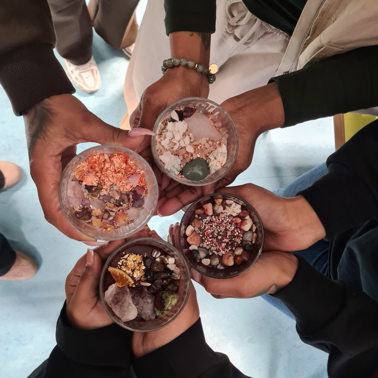 Lieve volgers,
Het is me opgevallen dat ik erg achterloop met het posten van de afgelopen (privé) workshops. Dus ik ga even een inhaalslag maken! Oh het leven van een business owner, altijd achter de feiten aanlopen haha...
Op 21 februari (Yep, dat is een paar weken terug, shame on me) mocht ik in de middag een supergezellige workshop verzorgen voor een leuke groep zussen uit Rotterdam!
De sfeer zat er meteen goed in: veel gelach, mooie gesprekken en natuurlijk volop creativiteit. Terwijl de kaarsen langzaam vorm kregen, leerden ze meer over de duurzame wax, geurolie en het proces achter het maken van een goede geurkaars.
Het resultaat? Een klein groepje prachtige, unieke kaarsen en een groep zussen die met een glimlach én hun eigen creaties weer richting Rotterdam gingen. Zo’n middag waar je nog lang met een warm gevoel op terugkijkt 💛
Dankjewel @lfonseca_x en zussen!
Liefs,
Robin