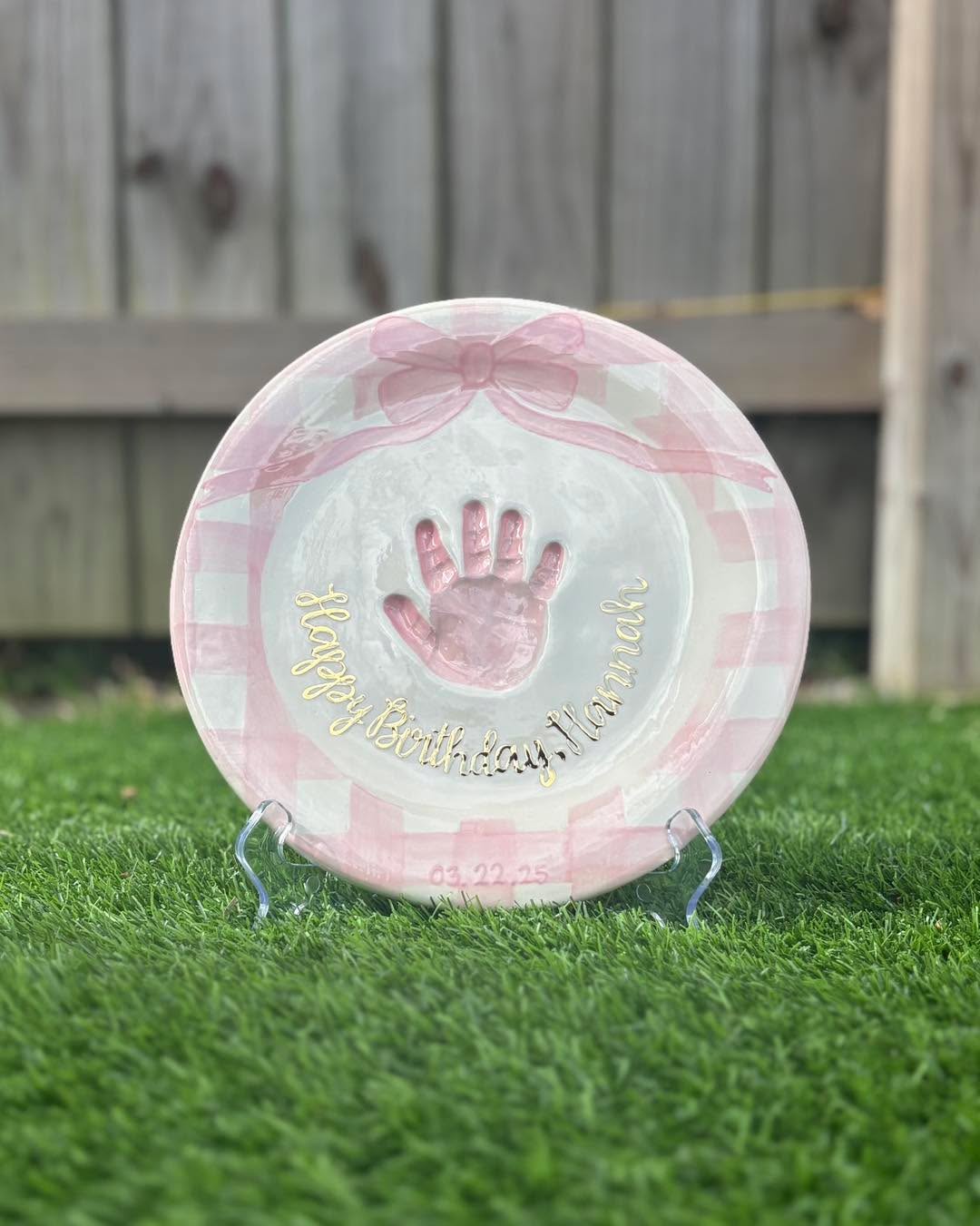 Little Miss Hannah celebrated a birthday yesterday! 🩷 swipe to see other pink birthday plates that came out of the studio recently.
Book an appointment through the link in my bio to create your own.