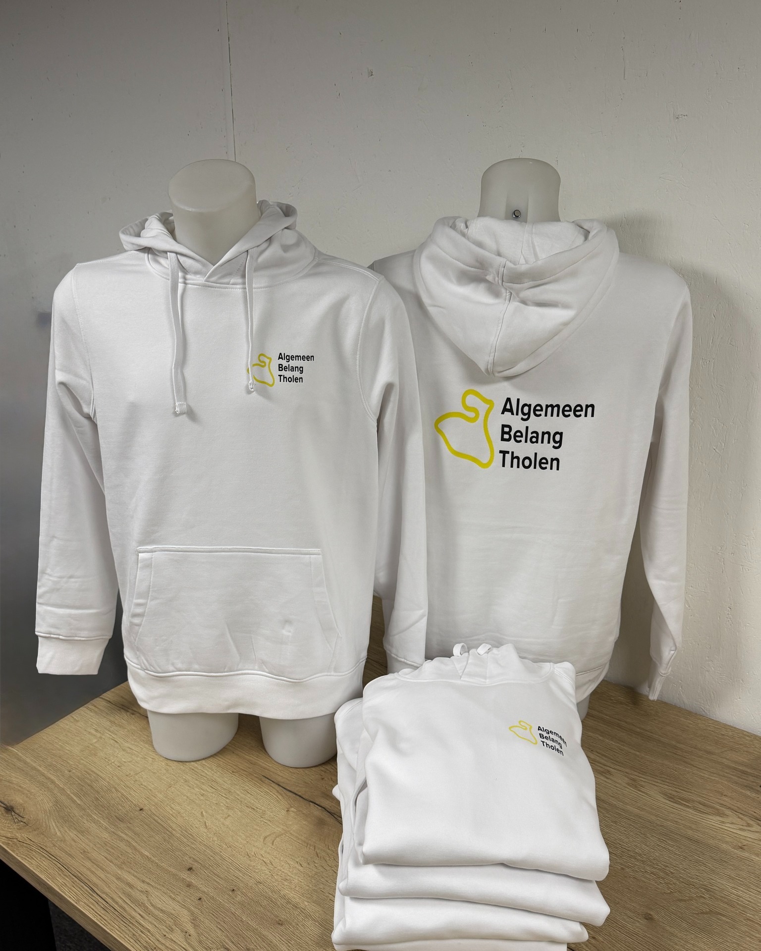 🤍 Onze persen draaiden weer op volle toeren voor een mooi promotieproject.
Voor een promotieteam rondom de verkiezingen mochten we deze frisse witte hoodies bedrukken uit onze nieuwe UM lijn. 👕 Een sterke, comfortabele basis met een nette uitstraling. Precies wat je wilt als je als team zichtbaar en verzorgd voor de dag wilt komen.
Of het nu gaat om een promotieteam, event, actie of campagne: wij zorgen dat jouw kleding past bij het moment én bij je uitstraling. ✨
Ook kleding nodig voor jouw team of organisatie?
Stuur ons gerust een berichtje. 📩
#inbeeldreclame #bedrijfskleding #hoodiesbedrukken #promotiekleding #teamkleding