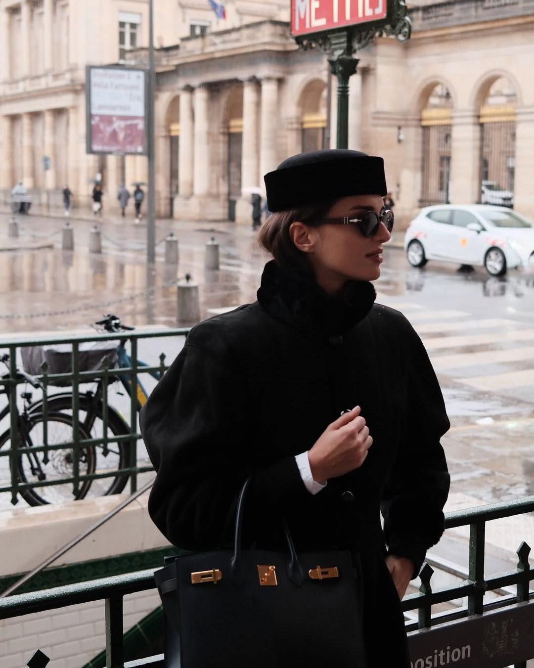 L'eleganza parigina incontra il design italiano. Gabrielle Caunesil (@gabriellecaunesil) impeccabile con i suoi Persol tra le strade della Ville Lumière. ✨🇫🇷 #Persol #GabrielleCaunesil #ParisianStyle
.
.
.
#persolsunglasses #persoleyewear #persolocchiali #otticabardellimilano #occhialidasole #occhialidasoledonna #otticomilano #occhialiuomo #occhialivista #milano #persolocchialidasole #eyeweartrends #otticamilano #occhialidonna #eyewearfashion #occhialidasole😎 #occhialimoda #occhialisole #zeissvisionstore #occhialimilano #zeissvisioncenter #occhialidimoda #otticabardelli #occhialidavista