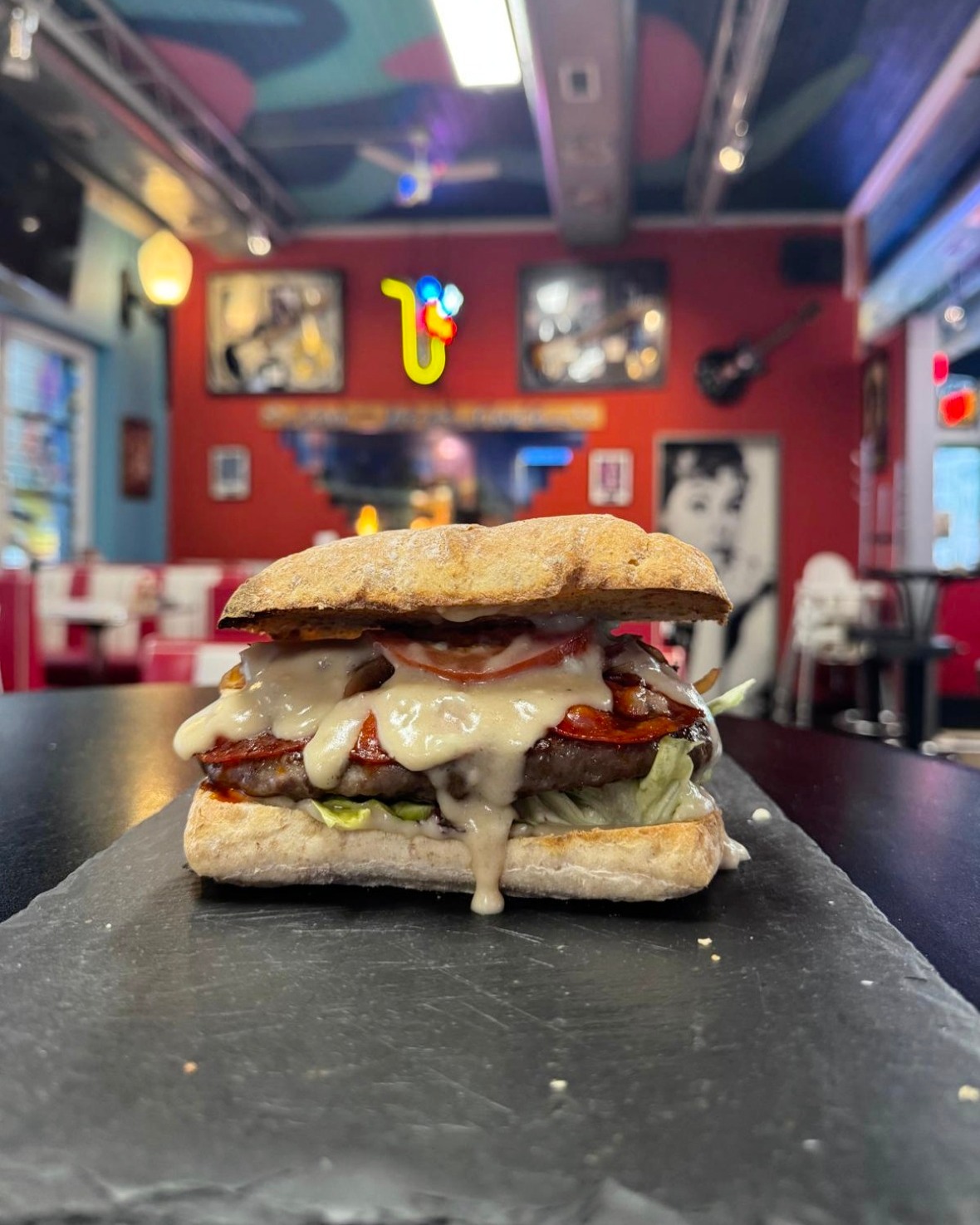 🍔🔥 Nur noch jetzt im März! 🔥🍔
Unser Monatsburger bringt alles zusammen:
Knuspriges Ciabatta-Brot, 160g saftiges Rindfleisch, leicht scharfe Salami, süsslich karamellisierte Zwiebeln und frische Tomatenscheiben.
Abgerundet wird das Ganze mit einer cremigen, aromatischen Gorgonzola-Sauce. 🧀
Wenn du ihn noch nicht probiert hast – jetzt ist der Moment. Danach ist er weg. 👀
#Monatsburger #NewYorkCafe #burger #ReinachEats #Foodie #LastChance #restaurant #burgerbasel