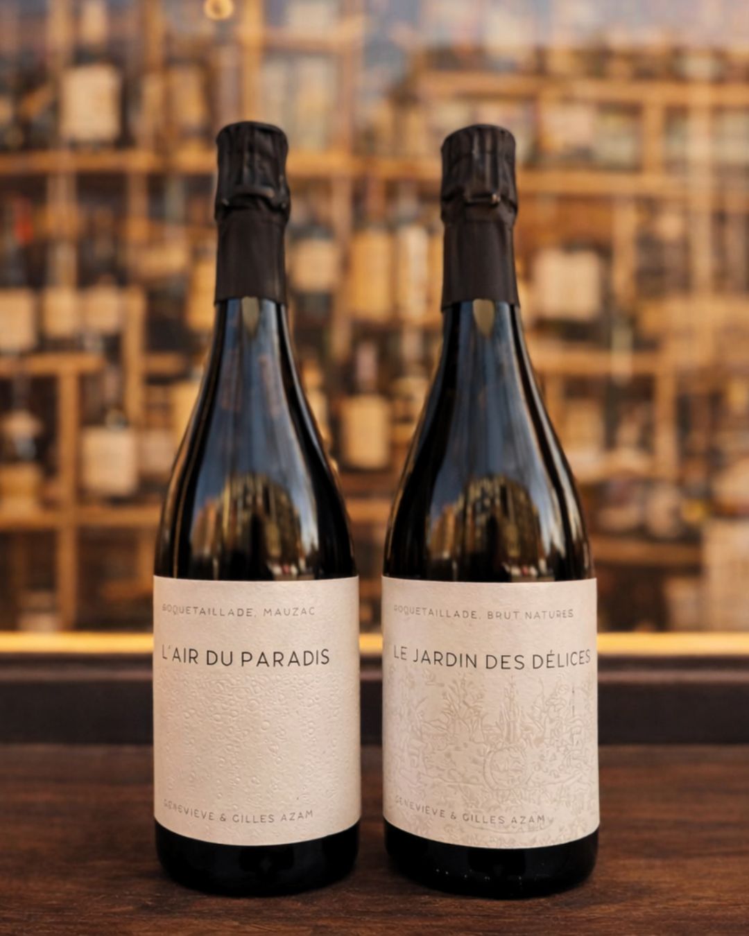 En el corazón de Limoux, nace @les_hautesterres sobre un suelo que literalmente cuenta una historia marina: margas ocres llenas de fósiles de conchas, turritellas y nummulites que, millones de años después, siguen marcando el carácter del viñedo.
Estos suelos, combinados con la altitud y las distintas exposiciones, aportan tensión, mineralidad y una frescura muy particular a los vinos, dándoles esa sensación tan viva y precisa en boca.
🟡 L’Air du Paradis es pura frescura: un método ancestral de Mauzac que se elabora de forma natural, terminando su fermentación en botella. Ligero, vibrante y con una burbuja fina, tiene ese punto rústico y a la vez elegante que lo hace súper fácil de beber, con notas frescas, ligeramente frutales y una sensación muy viva en boca.
🟡 Le Jardin des Délices va un paso más allá: un Crémant de Limoux elaborado con método tradicional y sistema de reserva perpetua (tipo solera), lo que le da más complejidad y profundidad. Aquí encontramos un perfil más estructurado, con burbuja más cremosa, mayor volumen en boca y una elegancia muy bien definida, combinando frescura, textura y un final largo y equilibrado.
Dos formas de entender el espumoso desde un mismo lugar.