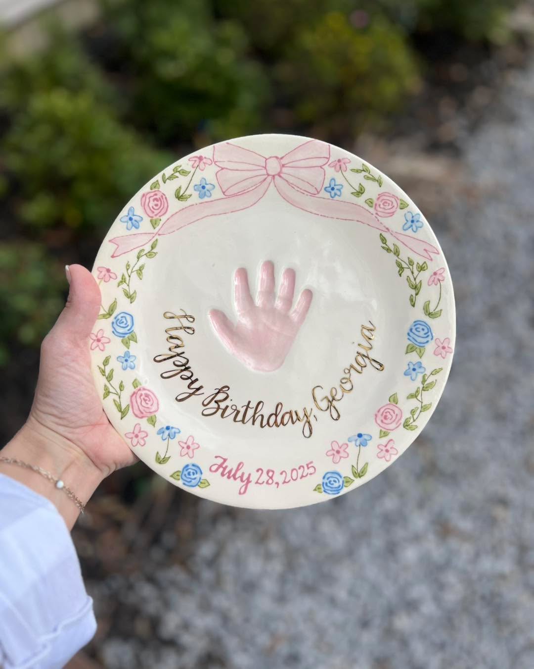 If you’re choosing this design for your little girls birthday plate, are we going with the subtle details or bringing the drama? I love both! 💕💐
Pricing and the link to book are in my bio!