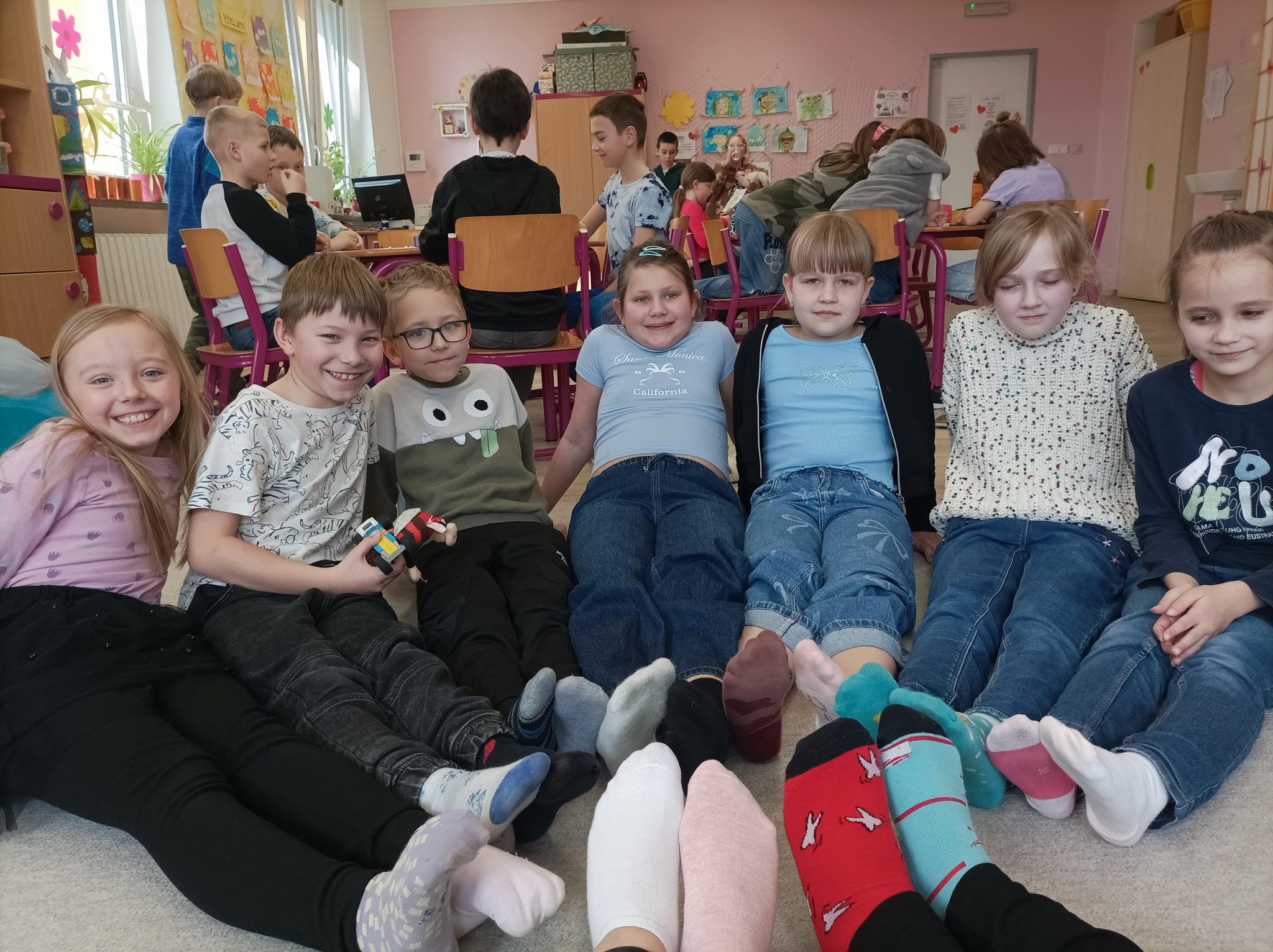 V družině jsme dnes oslavili Ponožkový den 😊. Děti dorazily v nápaditých ponožkách a společně jsme si připomněli, že každý je jedinečný. Den se nesl v milé a přátelské náladě.
Michaela Hejná, vychovatelka ŠD