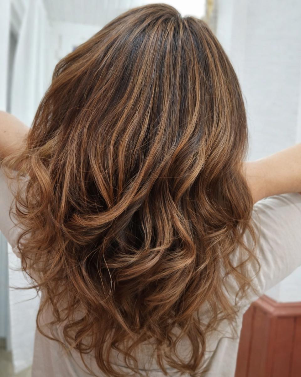 ✨ Balombre tout en subtilité
Quand la lumière est capricieuse…
mais que les nuances, elles, restent impeccables 🤎
Un fondu ultra naturel, plus profond en racines
et lumineux en longueurs, sans démarcation
Le genre de résultat qui vit bien…
et qui ne trahit jamais, même sans bon éclairage ✨
leslandes#bohamestudio#balombre #coiffeur #haircolor #effetnaturel #coiffure #hairgoals #fonduparfait #glowhair