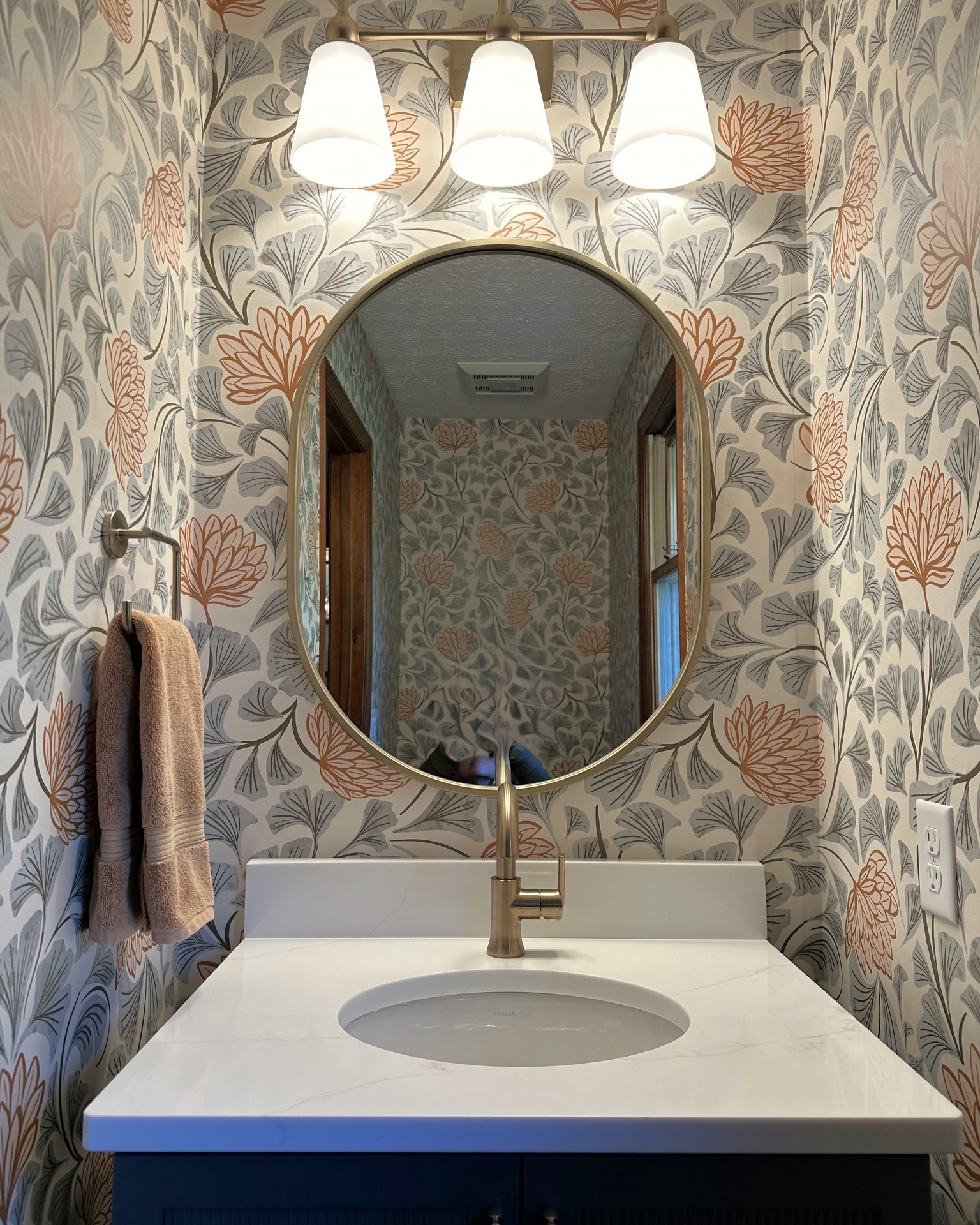 A half bath doesn’t mean half the style! Rich floral tones and a beautifully reeded vanity create a space that’s undeniably charming! Proof that even the smallest rooms can make a lasting impression!
#powderroomdesign #halfbath #bathroomdesign #cincinnatidesigner #cincinnatidesign #bathroomdesigner