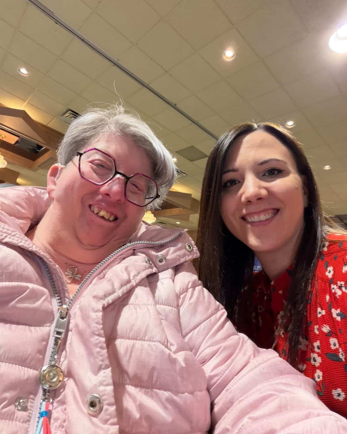 Drop photo de ma fin de semaine au Marché du Printemps de Granby. 🌸
La météo n'était pas de notre côté, mais de nombreux exemplaires de mes romans ont trouvé leur lecteur ou leur lectrice. Je suis vraiment choyée d'avoir un si chouette et vaste lectorat. 🖤
Et j'ai revu @leslivresdemartine ! Tes bons mots me sont allés droit au cœur ! 🖤
J'ai mangé dans la salle tout le week-end... alors que ce n'était pas permis d'apporter des aliments de l'extérieur. Ils n'avaient qu'à préparer des boîtes à lunch sans allergènes ! 😬
Et il y avait un p'tit bout de chat qui avait hâte de revoir son humaine !
Prochain rendez-vous : Le salon Clandestin de Saint-Jean-sur-Richelieu le 18 avril prochain au Collège Militaire ! 🪖