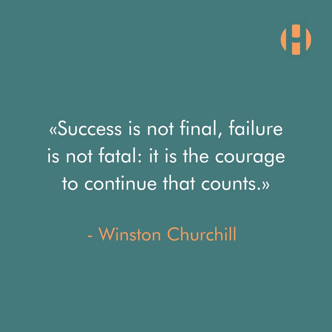 “Success is not final, failure is not fatal: it is the courage to continue that counts.”
— Winston Churchill
Vi lever i en tid hvor vi hele tiden måler oss selv i resultater. Hva vi får til. Hva vi ikke får til. Hva som lykkes, og hva som faller sammen.
Men livet formes ikke av de øyeblikkene hvor alt går bra. Det formes i det som skjer etterpå. Når noe ikke gikk som planlagt. Når vi kjenner på skuffelse, tvil eller motløshet.
Det er i de øyeblikkene mot blir noe mer enn et ord. Ikke som en stor, dramatisk handling, men som en stille beslutning om å fortsette. Om å stå i det som er vanskelig, uten å lukke seg eller gi opp seg selv.
Mot handler ikke om å være uredd. Det handler om å møte livet som det er, og likevel velge å bli i det – med åpenhet, ansvar og vilje til å prøve igjen.
Kanskje er det nettopp der, i det uperfekte og det uferdige, at vi faktisk vokser som mennesker. Ikke fordi vi alltid lykkes, men fordi vi ikke slutter å møte det som er vanskelig.