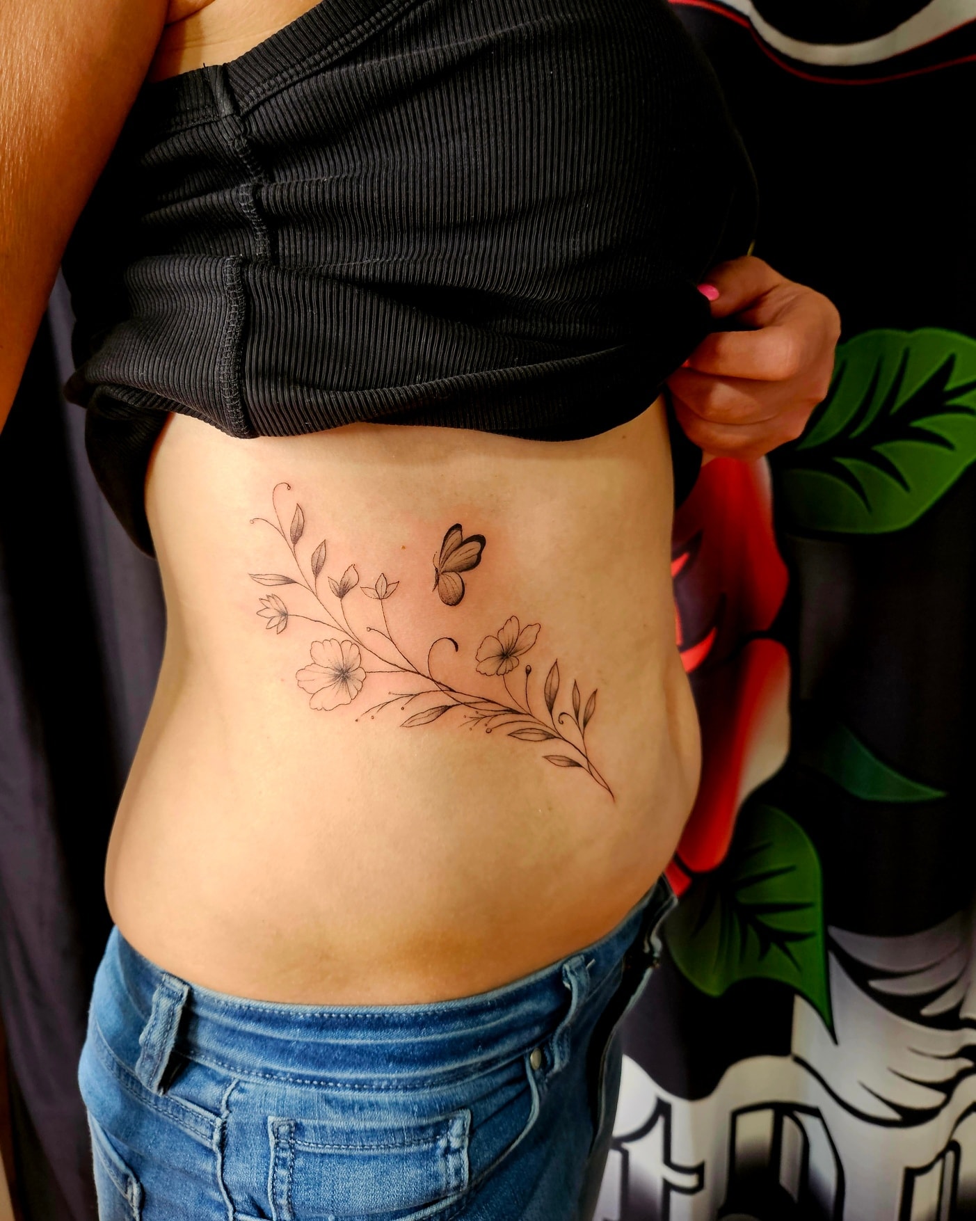 Beautiful floral piece š done by Pete @Pete_Explicit Ink #tattoo #floraltattoo #ribtattoo #explicitinktattoo #ink #graywashtattoo #melbournetattoo #tattooistnearme #stalbanstattoo