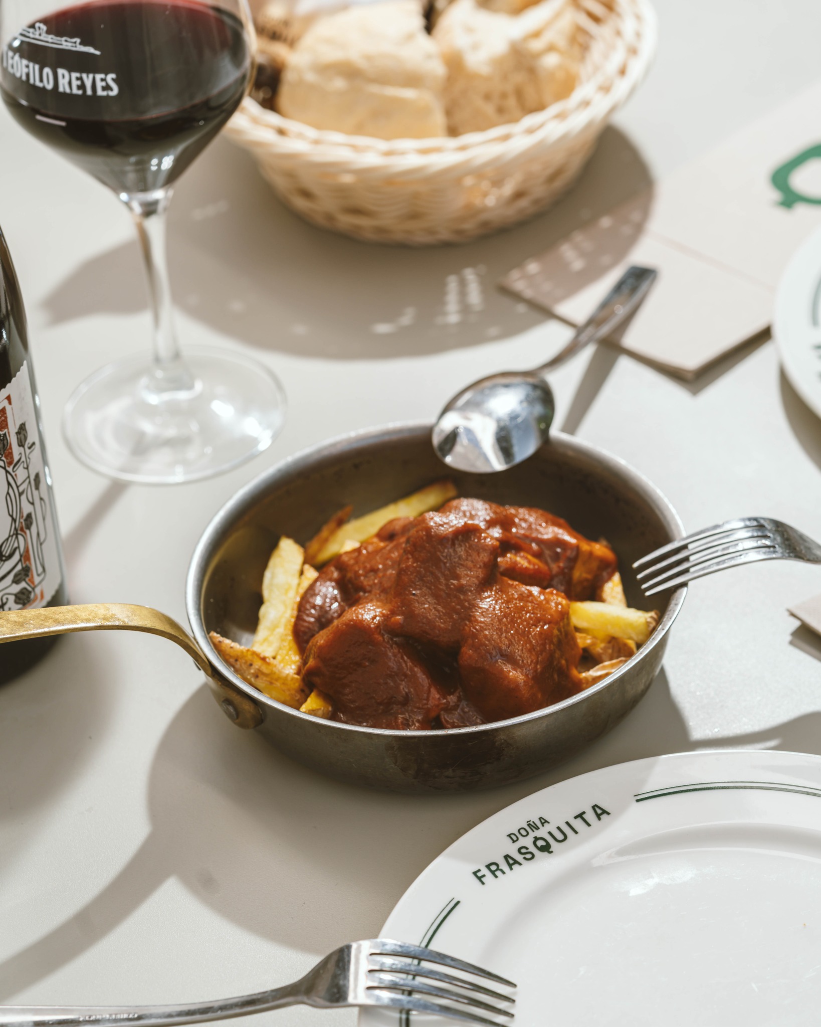 El 𝙰𝚝𝚞𝚗 𝚊𝚕 𝚃𝚘𝚛𝚘 es de esos platos que hablan por sí solos.
🐟 Un guiso con carácter, profundo, de los que se hacen a fuego lento y con respeto por la receta de siempre.
📍José López Rodríguez N7
#taberna #sanfernando #doñafrasquita #cocina #restaurante