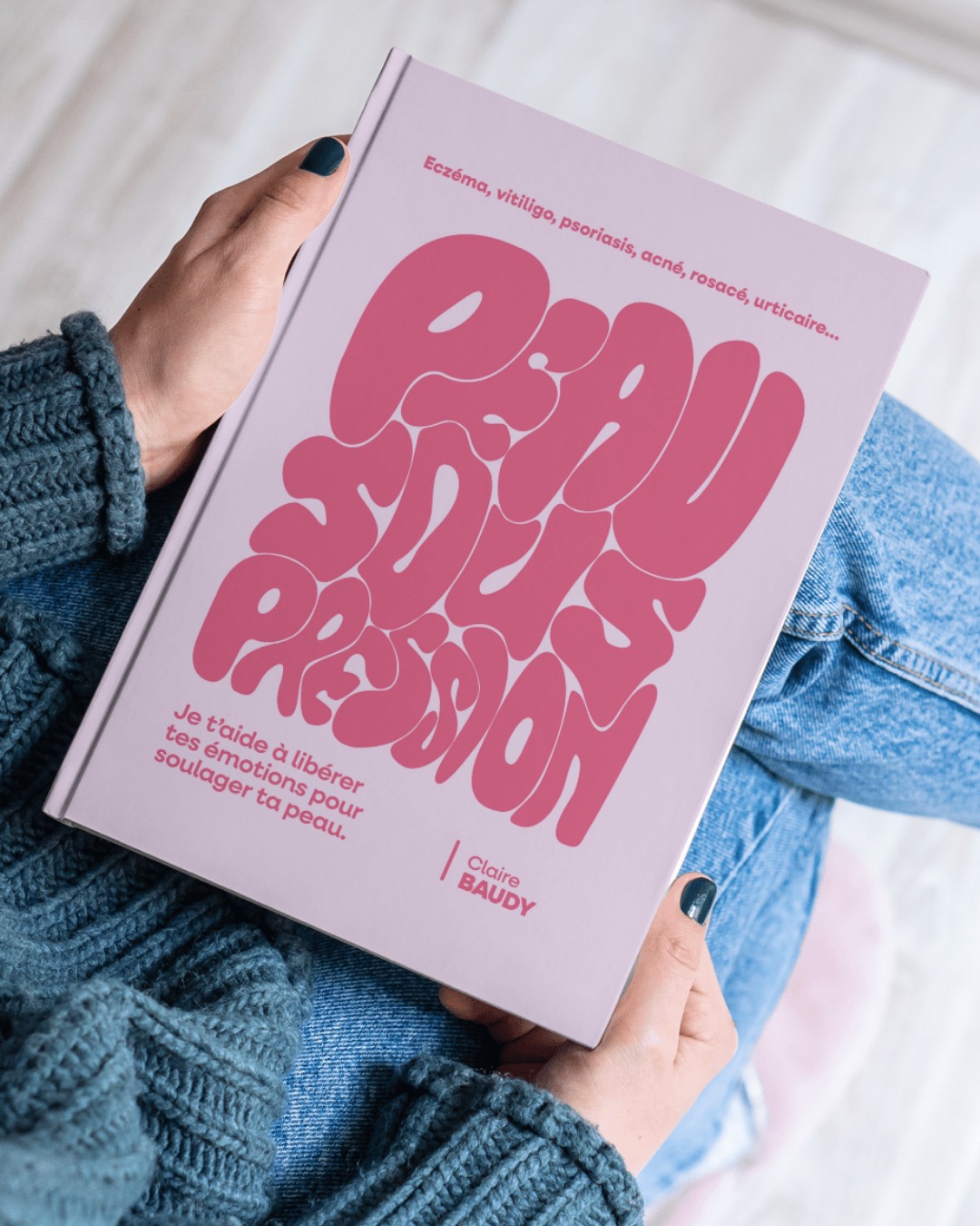 Je suis émue 🥰 Il est enfin là ... pour VOUS 🌸
⚡️PEAU SOUS PRESSION ⚡️
✨ Ce livre de 157 pages est différent: ce n’est pas un énième livre de conseils.
C’est un guide tout à fait unique que j'ai pensé pour vous de A à Z pour vous aider à :
💛 comprendre votre peau autrement
💛 faire le lien entre votre corps et vos émotions
💛 sortir du combat contre vous-même
🌿 Dans ce livre, vous allez découvrir :
✔️ Pourquoi vos émotions impactent directement votre peau
✔️ Le lien si puissant entre votre peau et vos pensées
✔️ Comment certaines blessures ou tensions peuvent s’exprimer sur la peau
✔️ Une approche globale : alimentation, hygiène de vie, équilibre émotionnel
Dans ce livre, je vous partage :
👉 Des solutions concrètes pour vous apaiser au quotidien
🧘♀️ Des clés simples et accessibles pour soutenir votre peau naturellement
✨ Des outils pour apaiser votre système nerveux
✨ Des pistes pour accueillir et libérer vos émotions
💛 Ce livre est pour vous si :
vous avez des problèmes de peau récurrents
vous avez l’impression d’avoir “tout essayé”
vous sentez que le stress joue un rôle
vous êtes sensible, émotive, à fleur de peau
vous voulez comprendre plutôt que masquer
🌿 Mon histoire
Je n’ai pas écrit ce livre seulement en tant que naturopathe.
Je l’ai écrit parce que je suis passée par là.
Parce que j’ai moi aussi cherché des solutions à l’extérieur
Sans comprendre que mon corps essayait de me parler.
Ce livre, c’est ce que j’aurais aimé lire à ce moment-là.
🌟J'espère sincèrement que vous n’allez pas juste “lire un livre”.
Mon objectif le plus profond est de vous amener sur une nouvelle voie, un nouveau chemin de compréhension pour :
✨ mieux comprendre votre corps
✨ apaiser vos crises
✨ vous sentir moins seule
✨ reprendre du pouvoir sur votre santé
✨ changer votre regard sur votre pea
👉 Et peut-être… commencer à vous réconcilier avec vous-même.
PEAU SOUS PRESSION est disponible dès maintenant sur mon site internet :
www.naturopathierennes.com
en version EBOOK uniquement.
Je vous ai fait un petit prix de lancement car je souhaite qu'il soit accessible au plus grand nombre 🙏
Prenez soin de vous 🌿
Couverture signée avec amour par @agence.singe ❤️