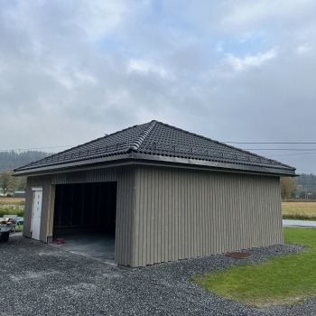 Våren er den perfekte tiden for å komme i gang med garasjeprosjektet! Vi bygger garasjer – og det er få ting som slår følelsen av å få bilen, verktøyet og utstyret trygt under tak 🙌
Tenk deg dette:
- Slippe snø og is på bilen
- Ha alt av redskap organisert og tørt
- Øke verdien på boligen
Vinteren kommer fortere enn du tror ❄️ – så hvorfor ikke starte nå?
Vi hjelper deg hele veien, fra planlegging til ferdig garasje 🔨
📩 Ta kontakt for en uforpliktende prat
🌐 www.serviceavtale.no
#garasje #tømrer #byggeprosjekt #oppussing #nybygg #sommerprosjekt #serviceavtale