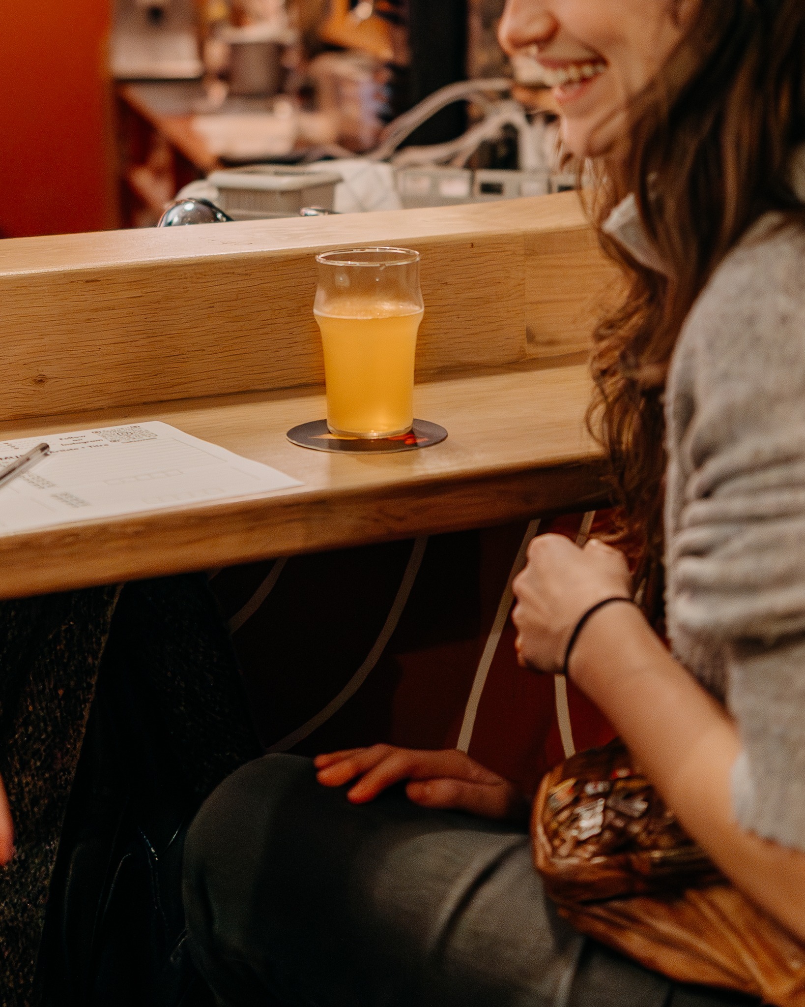 Ça vit. Ça se rencontre. Ça se partage. 🍻
On a laissé la photographe engagée @la_belle_faim – @manonh.photographe continuer d’explorer notre microbrasserie artisanale.
Sa vision ? Capturer l’ambiance. Les gens. Les instants entre deux gorgées.
Ce qui fait vraiment battre le cœur du lieu. ✨
Voici la 2ᵉ série (2/3), dédiée à la vie du brewpub.
Des regards, du mouvement, des moments vrais… simplement KM0 comme on le vit au quotidien. 🫶
La suite arrive bientôt.
Reste dans le coin 👀
📍 Kilomètre Zéro – 39 rue Notre-Dame-de-Nazareth, Paris 3e
Crédits Photo : Manon Harrouët 📸
L’abus d’alcool est dangereux pour la santé, à consommer avec modération. 💛
#km0paris #microbrasserie #paris3