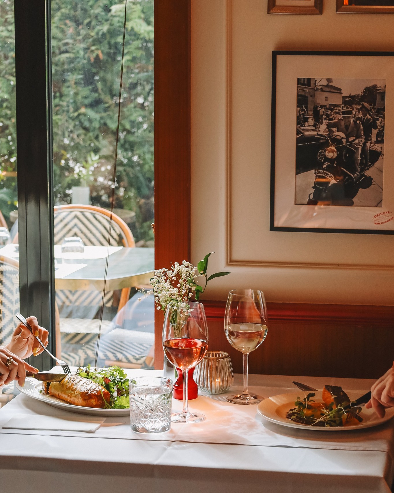 Délben megáll egy pillanatra a nap – pont ahogy kell. 🍽️
#mood #szépilona #szépilonabisztró #budapest #ebéd #lunchtime