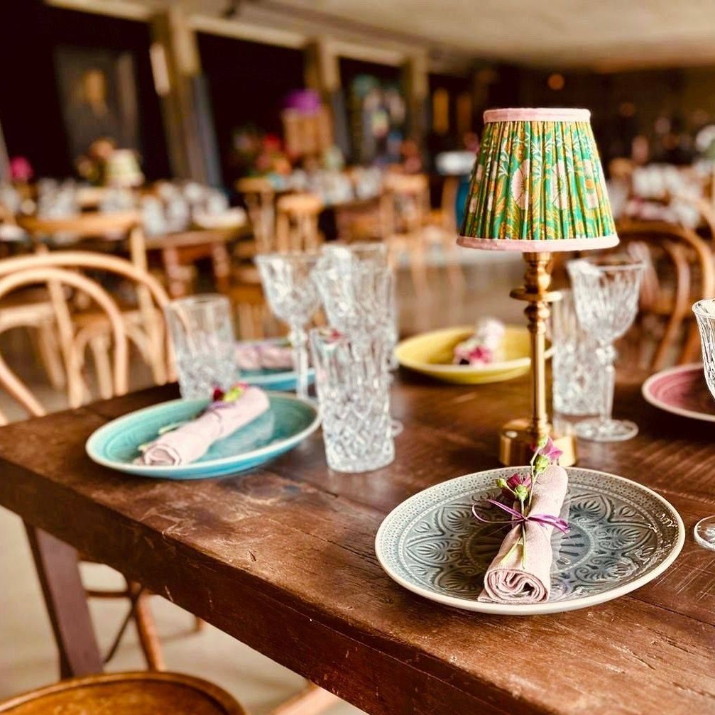 Mobiliar im Vintage / Boho Style mieten 🌼
Bei uns finden Sie einzigartiges Mietmobiliar im
Vintage & Boho Style, womit Sie jeder Location das gewisse Etwas verleihen.
- Holztische & Stühle
- Bartheken & Marktwägen
- Teppiche & Kissen
- Lichterketten & Hängelampen
https://eventshop.tirol/collections/vintage-style
#fantasyevents #eventengineering #tirol #topservice #professionell #zuverlässig #events #vintage #retro #mobiliar #mietmobiliar #shabbychic #furniture #boho #bohostyle