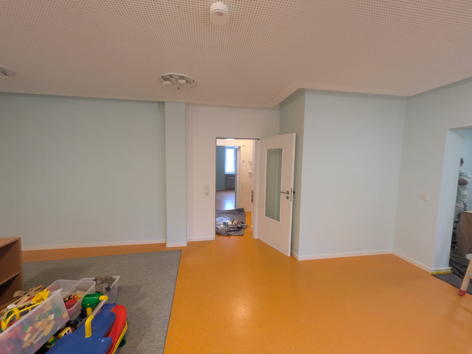 🎨 Gut, wenn der Papa von 2 Kids ’nen Malerbetrieb hat… 😄
Der Kindergarten braucht Hilfe –
und wir so: „Alles klar, wir kommen.“
👷♂️ Mike & Farbelhaft haben sich das natürlich nicht nehmen lassen
und mal eben 3 Räume für die kleinen Monster neu gestrichen. 🧸🎨
Und ja…
👉 pro Bono.
Weil:
Nicht alles ist Business.
Manchmal geht’s einfach darum,
was zurückzugeben.
💥 Frische Farben
💥 Gute Laune
💥 Leuchtende Kinderaugen
…und ehrlich:
Die haben mehr gefeiert als wir. 😄
👷♂️ Farbelhaft – Malerfach & Meisterbetrieb
Wir können nicht nur Baustelle…
wir können auch Herz. ❤️
www.farbelhaft.saarland
#farbelhaft #malermeister #malerfachbetrieb #handwerk #dashandwerk #kindergarten #ehrenamt #probono #saarland #handwerkrockt #saarland #keinpfusch #saarbrücken #renovierung #meisterbetrieb #schoenerwohnen