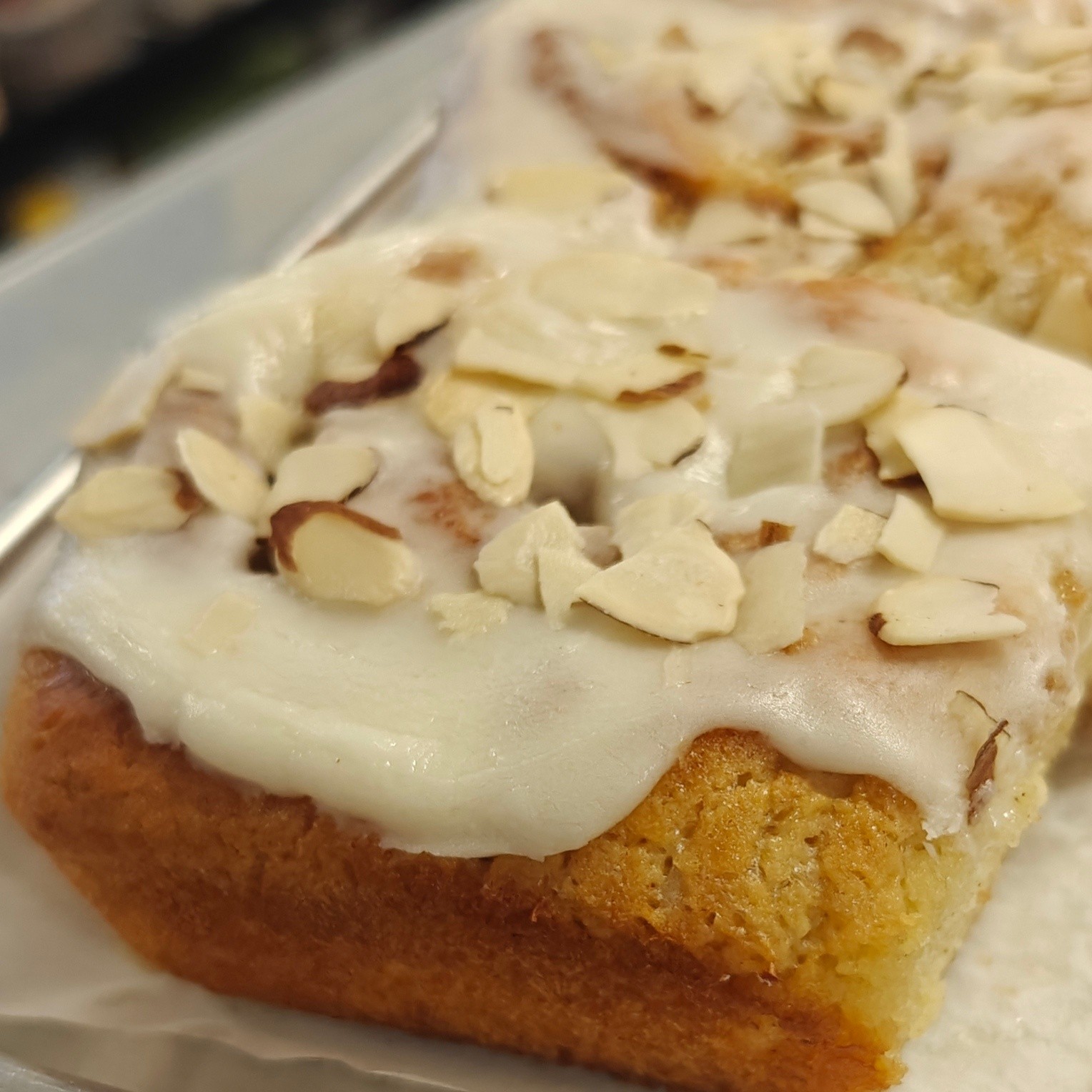 🥐🌰 When a croissant and a cinnamon roll dream big… this happens.
Meet our Almond Croissant Cinnamon Roll — a soft, pillowy cinnamon roll filled with our rich almond frangipane, then topped with a luscious almond cream glaze and finished with sliced almonds for that perfect nutty crunch.
It’s buttery, almondy, and just fancy enough to make you feel like you’re having a bakery moment in Paris🗼… without the plane ticket.✈️
#senzaglutenfree #glutenfreebakery #almondcroissant #cinnamonrolllove #frangipane #almondlovers #bakeryfresh