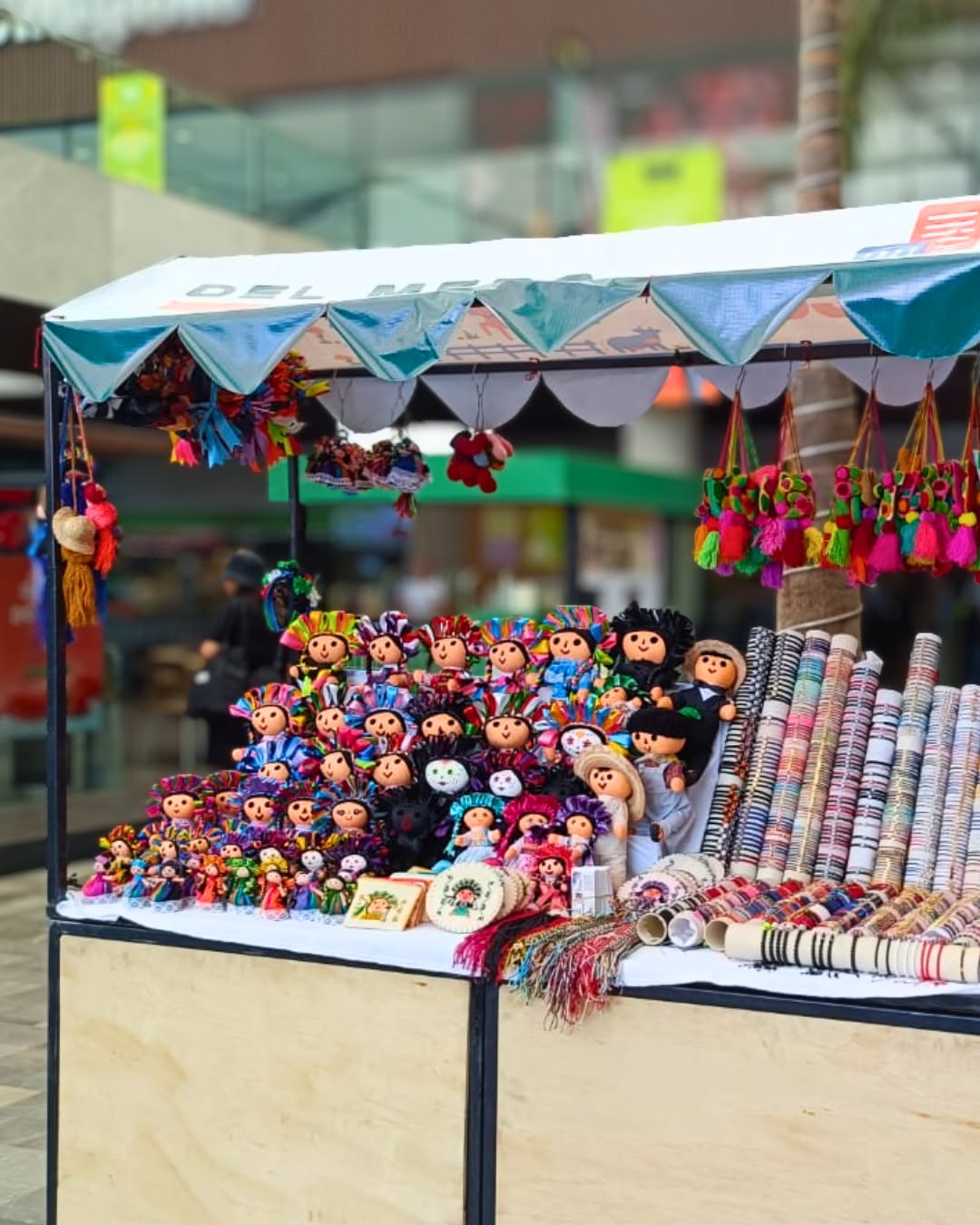 Un fin de semana lleno de tradición, talento y cultura ✨
Así se vivió el bazar de Artesanos Tlajomulco en Urban Center Guadalajara, con artesanías increíbles, actividades para disfrutar en familia y presentaciones de baile tradicional que llenaron de vida cada espacio 💃🛍️
Gracias a todos los que fueron parte de esta experiencia 💚
¡Nos vemos en la próxima!
#UrbanCenterGuadalajara #ViveUrbanCenter #ArtesanosTlajomulco #Bazar #TalentoLocal #CulturaMexicana