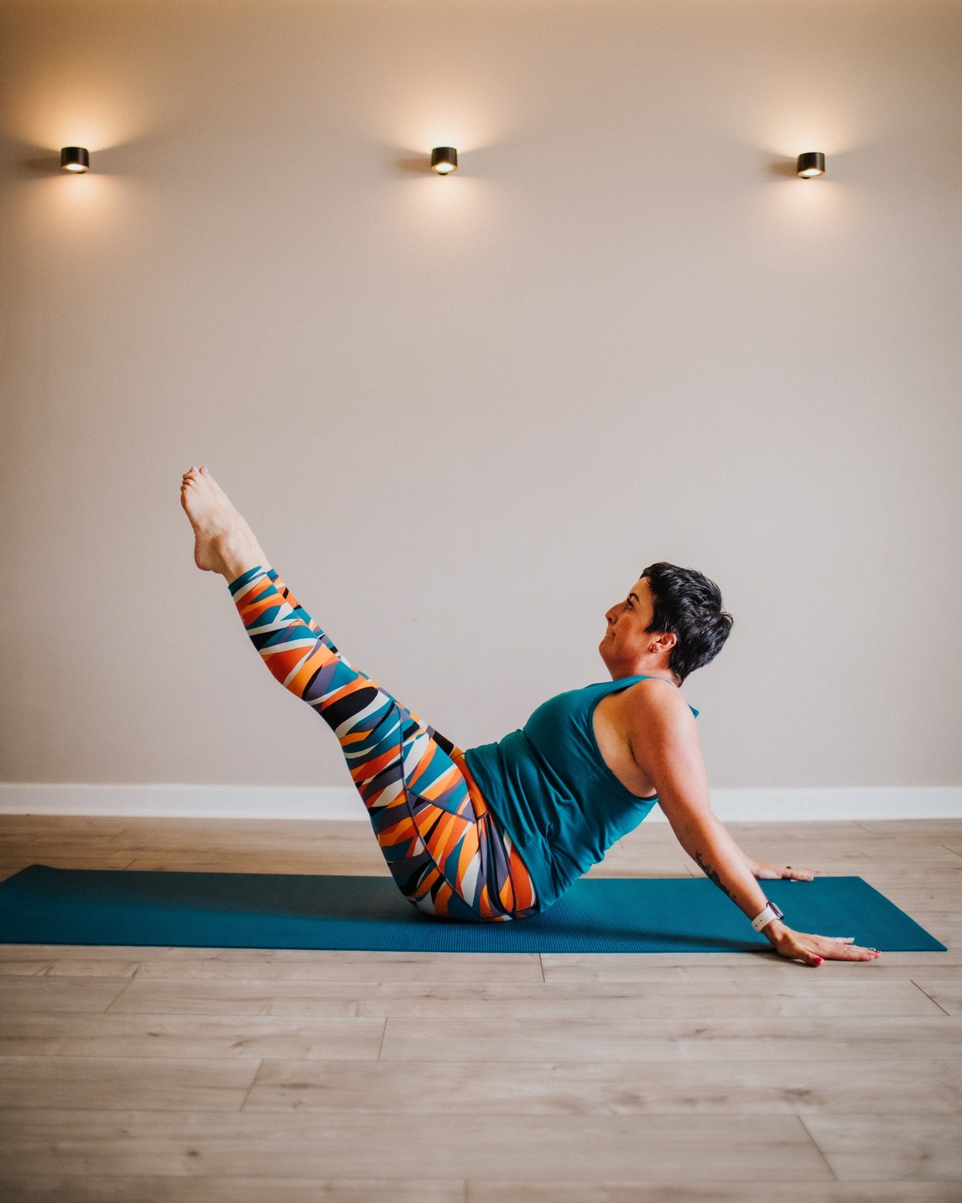 Day 22 - Hip Twist
Exercise 23/34
ARGH…..ok so I really can’t do a hip twist….I just look so uncomfortable in the shape. There are so many reasons why, from scapular ROM to grippy hips but I’ve tried….and I will keep trying until my body plays ball.
Aim is to stay in that ‘V’ position, lengthen thoracic but use the abs to stabilise the pelvis and lengthen those hip flexors baby. Try and avoid sinking into shoulders (like I do), stay lifted and keep pelvis from rotating or tipping anteriorly (like mine does)….
Looking at the apparatus. - Leg Lift & Lowers on the reformer to help with the long lever & Long Back Stretch on the cadi is one to help open up the shoulders for that extended arm position.
Proof that as teachers, we can’t be perfect at EVERY exercise….no such thing as instagram perfection…we all have our struggles!!!
👏🏻
#marchmatness #marchmatness2026 #pilates #pilatesmat #controlology #returntolife