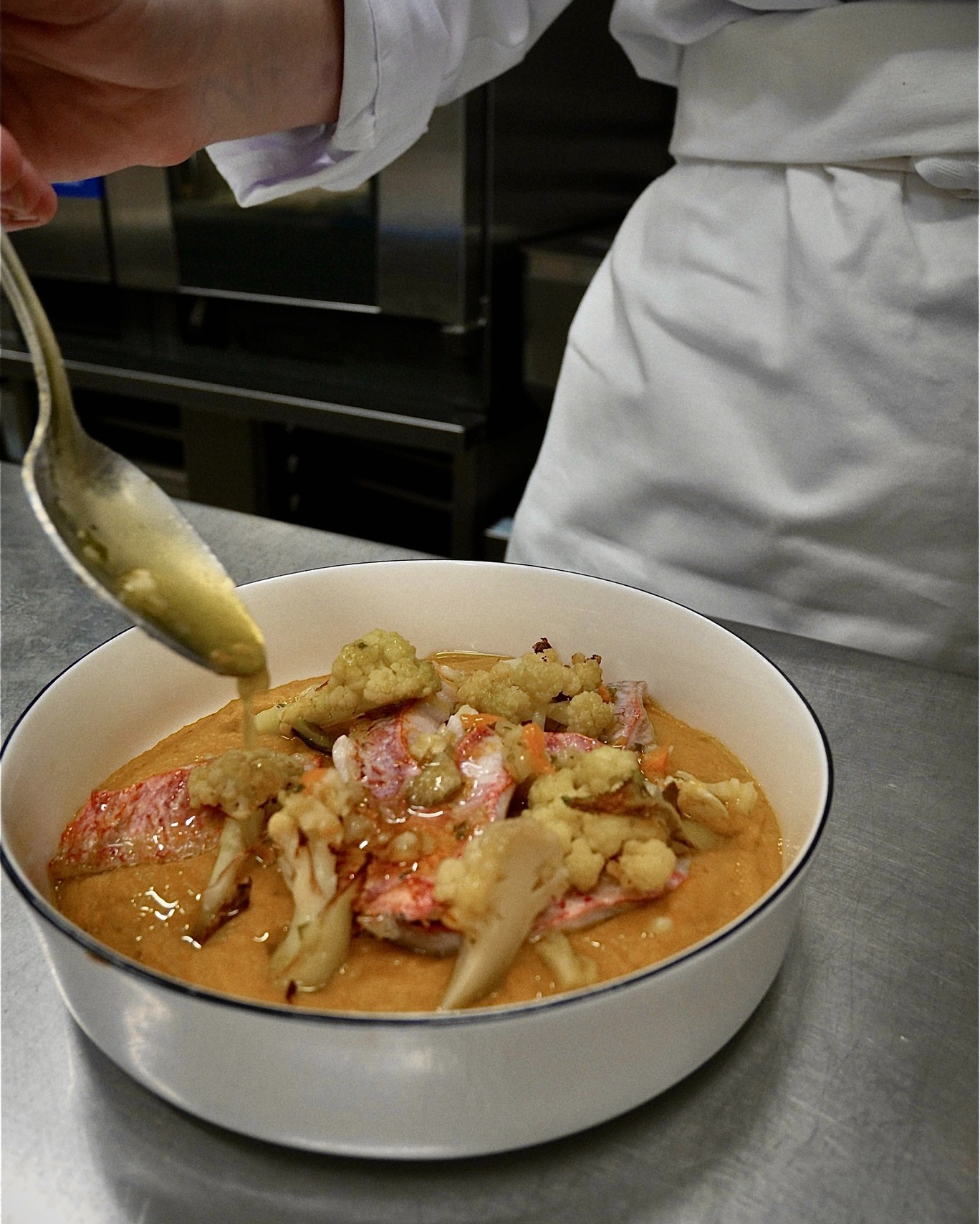 🐟 Parfois, en poisson du moment… il y a du rouget 💙
Un poisson délicat, savoureux, qui se laisse cuire à la perfection et se marie merveilleusement avec les garnitures de saison.
Il n’est pas toujours là, il dépend des arrivages et du moment…
Mais quand il apparaît à la carte, c’est souvent un très beau moment dans l’assiette ✨
Peut-être aurez-vous la chance de tomber dessus au bon moment 😉
-
Entre Nous
35 rue de la marine
29730 Le Guilvinec
+33 (0)2 98 92 73 56
Ouvert du jeudi au lundi 🌈
#entrenous #guilvinec #entrenousguilvinec #restaurantguilvilnec #poissondumoment #rouget #produitsdesaison #paysbigoudensud #bigoudenjoy 💙
Crédit photo : Membre de l'équipe