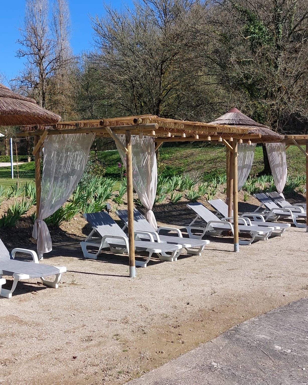 Goed nieuws van aan het meer 😍
We hebben niet stilgezeten en zorgden voor prachtige nieuwe pergola’s.
De plek om even te vertragen en weg te dromen met zicht op het water.
Alles staat klaar voor een nieuw seizoen vol rust, zon en genieten.
Kom jij het zelf ontdekken? 🧡🌻