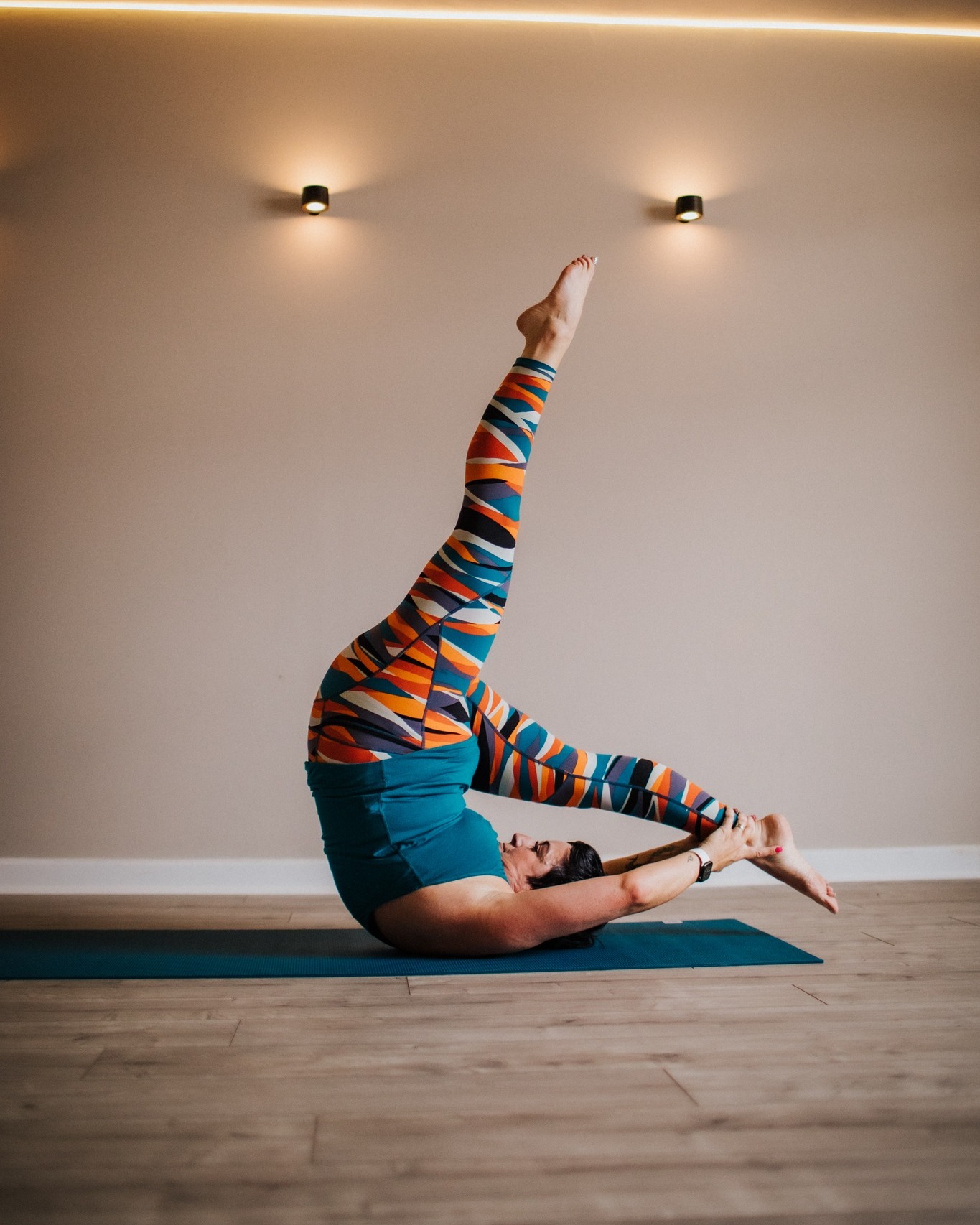 Day 30: Control Balance
Exercise 33 of 34
One of my favourite exercises, love a balance and love an inversion…though my body is a little rusty these days!
Mastering the Roll Over, Jackknife and Scissors in the Air will help build the strength and endurance to help you tackle this advanced exercise.
Aims are to articulate the spine sequentially, find that ab connection to support and help keep you balanced at the top of the movement. The challenge is to keep the pelvis stable against gravity and movement of the legs, so think about reaching through the toes and lifting the hips (helps get the glute engagement too!). As you initiate the roll down keep the toes above the eyes until thoracic has hit the mat.
Looking at the apparatus - Shoulder Roll Down on the cadi is my favourite exercise to help clients find their alignment and posterior chain connection here. Scissors on Arc Barrel is great for opening those hips ready for this.
👏🏻
#marchmatness #marchmatness2026 #pilates #pilatesmat #controlology #returntolife