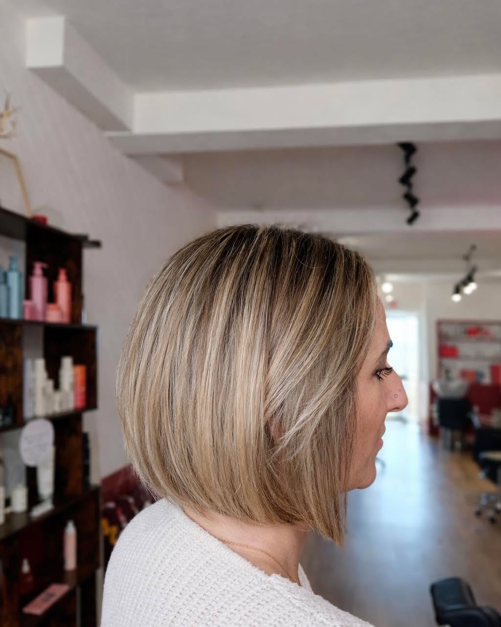 Beige doré, mais attitude 100% luxe ✨
Un balayage qui capte la lumière à chaque mouvement… discret, mais impossible à ignorer.
Blond chaud, reflets précieux, effet soleil toute l’année ☀️
La preuve que le naturel peut être ultra sophistiqué.
#leslandes#bohamestudio#Balayage #BlondBeige #HairGoals #Coiffure #GlowHair