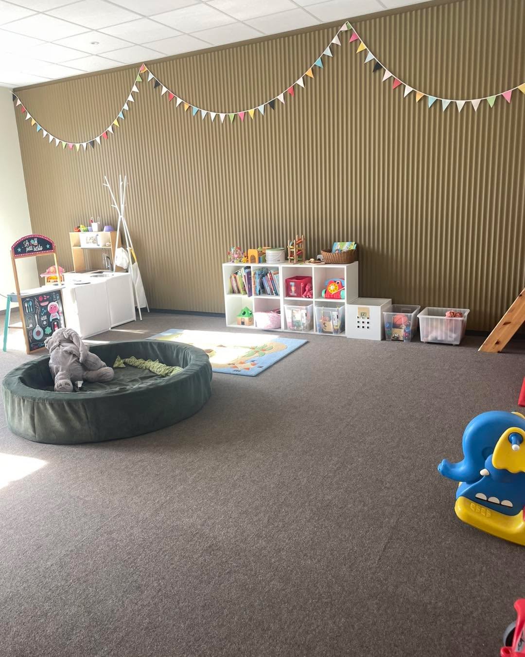 Kolla in vad fint det blev efter reparationen av barnrummet! Nu har vi fått ljuddämpande material på väggar, golv och tak och en snygg finish! Det här är ett trevligt rum att vara i oavsett ålder! TACK ALLA SOM ARBETAT MED DETTA!!!