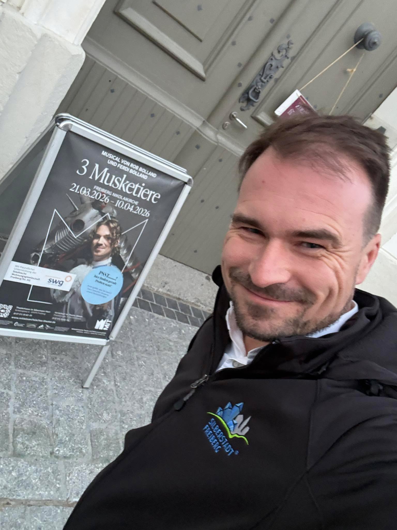 Die Musik, die durch die Türen nach außen drang, lässt Großes vermuten. Ich freu mich sehr auf die Premiere unseres Mittelsächsisches Theater am Samstag: Das neue Musical 3 Musketiere!🤺🎭