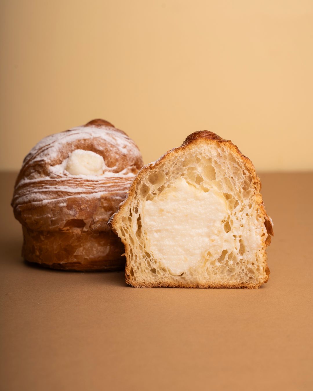 È arrivato un nuovo componente per le vostre amatissime box. ✨
Sfoglia dorata, cuore cremoso.
Le nostre girelle alla ricotta uniscono la fragranza della pasta sfogliata a una farcitura morbida e delicata, perfette per rendere le vostre box colazione ancora più golose.
✨ Ordinale ora e aggiungile alla tua box preferita.
👉 www.solevelab.com
📍 Via Pastrengo 58, Moncalieri
📞 WhatsApp: +39 331 258 8607
#PasticceriaArtigianale #Solevè #Torino #DolciArtigianali #PasticceriaTorino