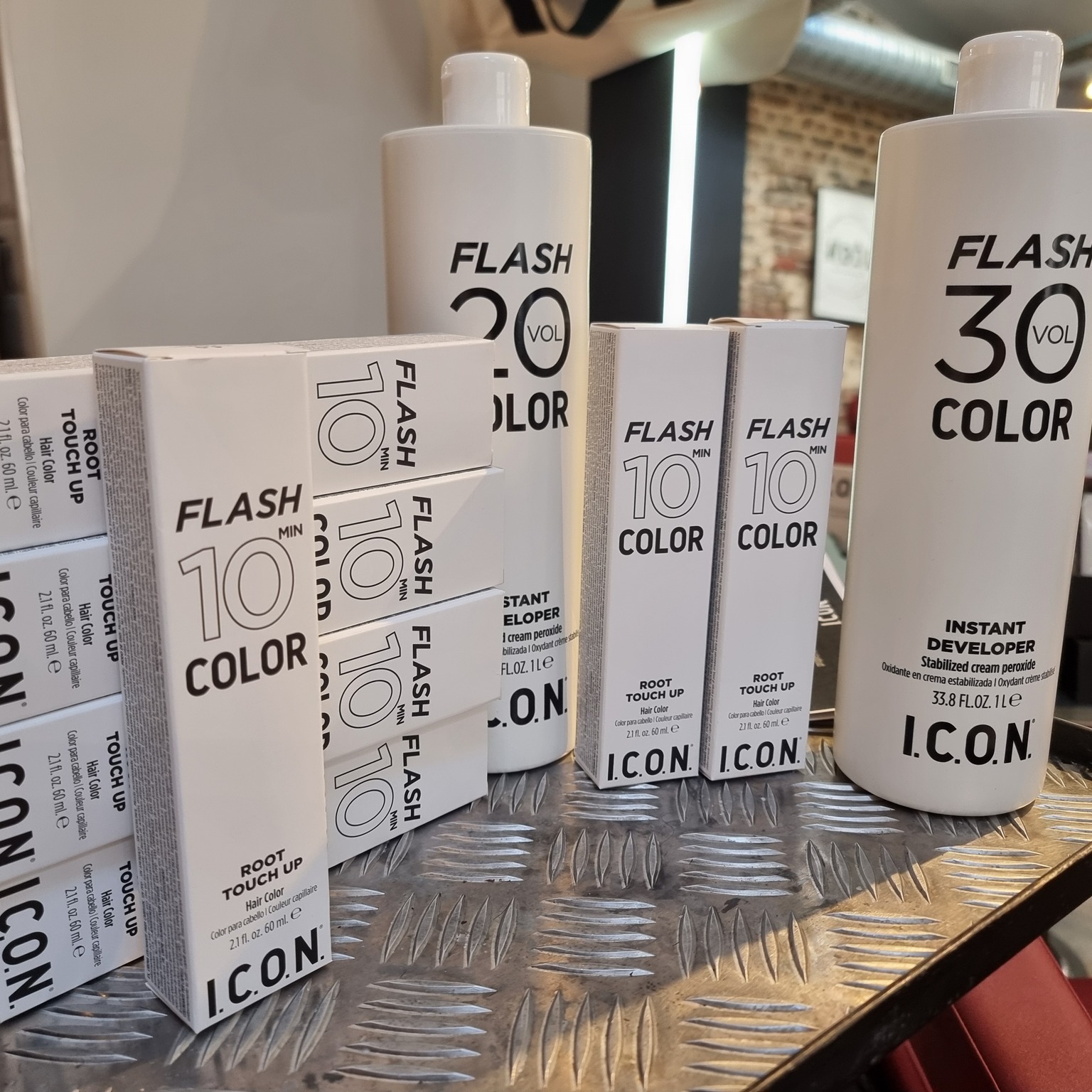 Formation Flash Color en avant-première ✨
Aux côtés de Didier Mattellini, nous avons présenté Flash Color sur 2 modèles :
une solution de coloration express, idéale pour camoufler les repousses blanches et rafraîchir les racines en 10 minutes.
Un concentré de technique, de rapidité et d’efficacité.
#hair #factoryeducation #formation #coloration #flashcolor #iconfrance