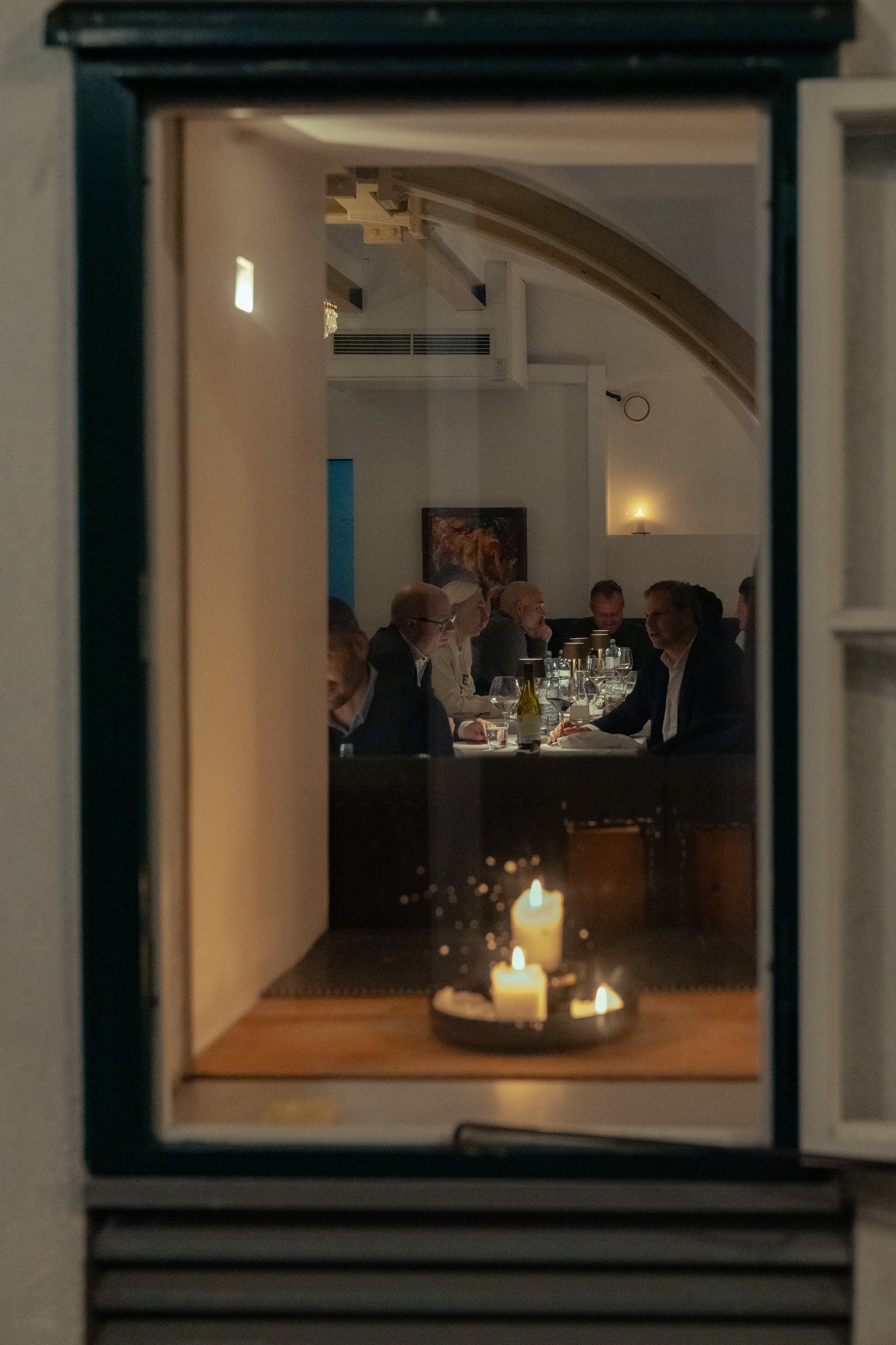 Ein Blick durchs Fenster und man spürt die Magie des Abends.
Herzensmomente, gutes Essen und Menschen, die jeden Augenblick genießen. 🥂
#AbendImRestaurant #GemütlicheAtmosphäre #KulinarischeMomente #GuteGesellschaft #EssenMitFreunden #viennafood
