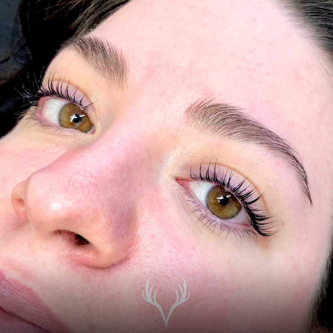 Deine Wimpern – nur in ihrer schönsten Version ✨
Mit unserem Lashlifting in Baden bei Wien verleihen wir deinen Naturwimpern einen perfekten Schwung – ganz ohne Extensions, ganz ohne tägliches Tuschen 👁️
👉 Das Ergebnis:
Ein offener, wacher Blick, der dich sofort frischer wirken lässt – 24/7 🤍
💡 Was unser Lashlifting besonders macht:
Wir arbeiten nicht „nach Schema“, sondern passen
– Schwung
– Stärke
– Technik
individuell an deine Wimpernlänge und Augenform an.
✨ Deine Vorteile:
– optisch längere, geschwungene Wimpern
– kein Verwischen oder Abschminken mehr
– ideal für Urlaub, Sport & Alltag
– natürlicher Look ohne künstlichen Effekt
Und wie immer bei uns:
👉 Augenbrauen färben & zupfen sind inklusive – damit dein gesamter Augenbereich perfekt abgestimmt ist 💁🏼♀️
Ein Treatment, das dir jeden Morgen Zeit spart –
und dir trotzdem das Gefühl gibt, immer fertig gestylt zu sein ✨
📍 Beauty Bar Baden, Baden bei Wien
📞 0699 11307030
Termine telefonisch oder direkt über unser Online-Buchungstool
#lashlifting #wimpernlifting #lashes #naturallook #beautybaden #badenbeiwien #kosmetikstudio #beautybarbaden #lashandbrow #glowup #pflegeleicht #nomakeupneeded #beautyoesterreich #augenmakeup #wimpern