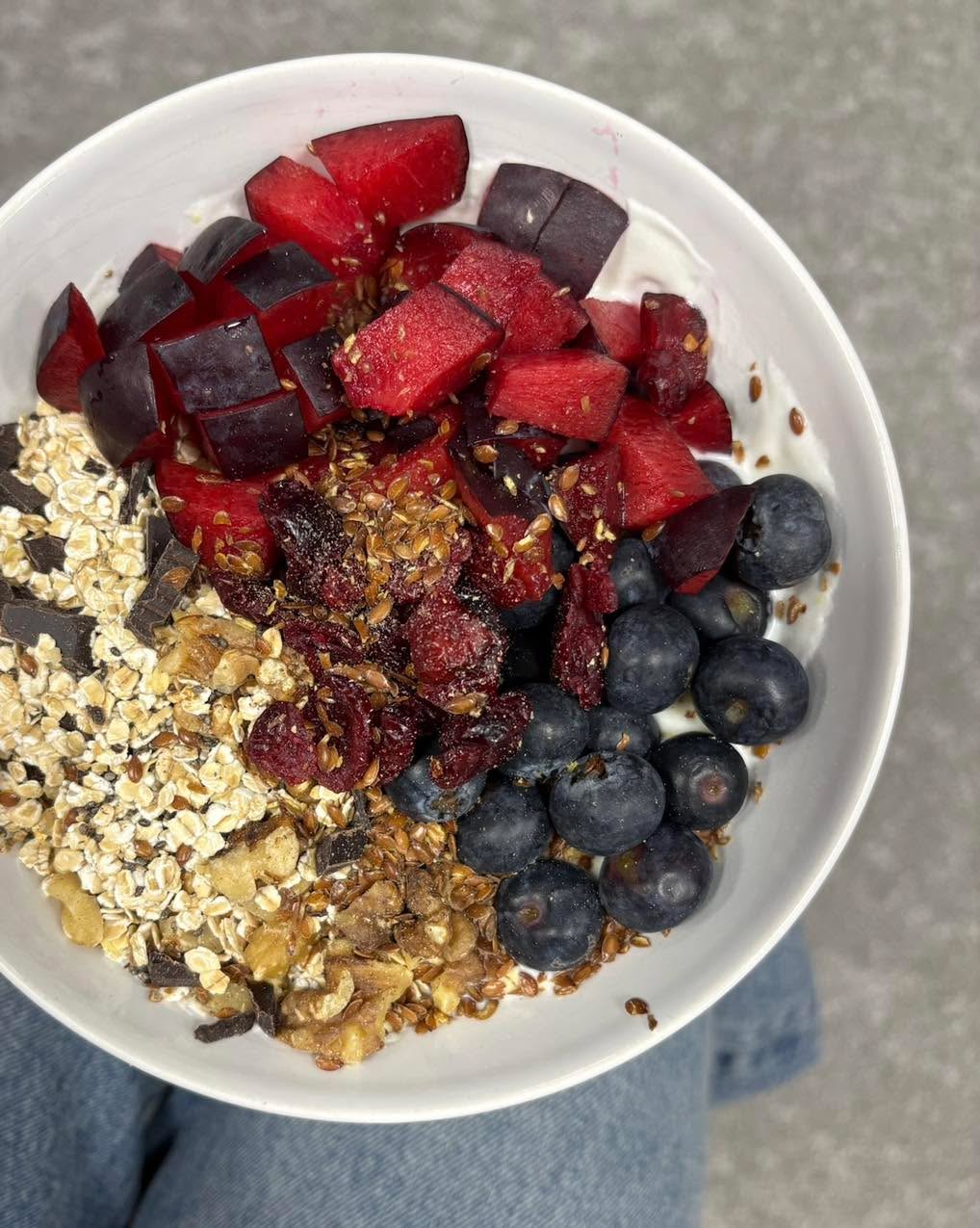 Ontbijt is voor mij echt de start van de dag en iets wat ik bijna nooit oversla. Niet alleen om mijn maag te vullen, maar vooral om mijn lichaam te voorzien van energie. ⚡
Na een nacht slapen brengt ontbijt je spijsvertering weer op gang en geef je je lichaam en hersenen de brandstof die ze nodig hebben. Daarnaast helpt het om je bloedsuikerspiegel stabiel te houden, wat belangrijk is voor je concentratie en hoe je je gedurende de ochtend voelt.
En zoals je ziet zijn het geen ingewikkelde recepten: gewoon voedzaam, lekker en praktisch.
Wat is jouw favoriete ontbijt? Mijne is duidelijk yoghurt 😂