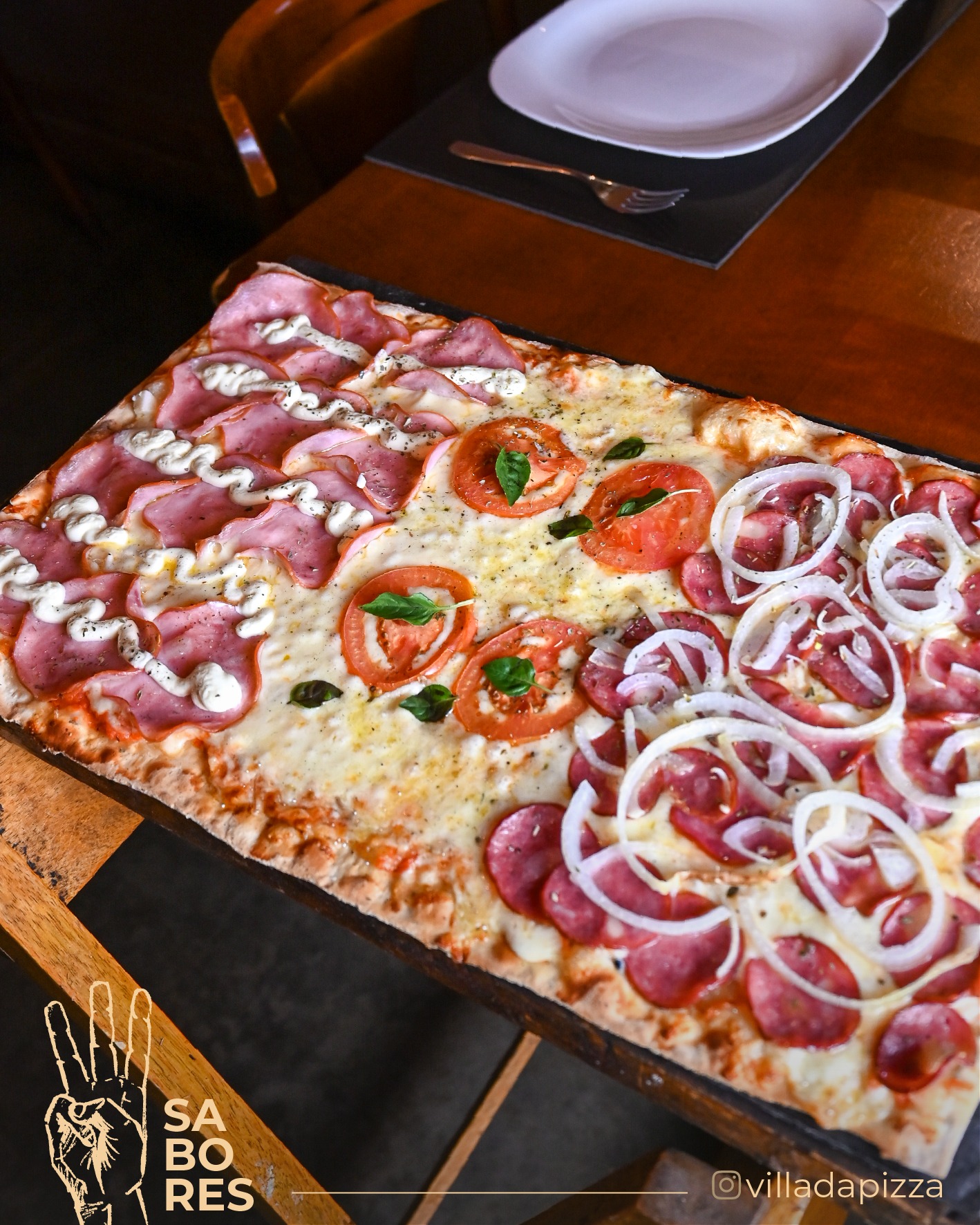 Domingo combina com pizza saindo do forno, mesa cheia e conversa que se estende 🍕
