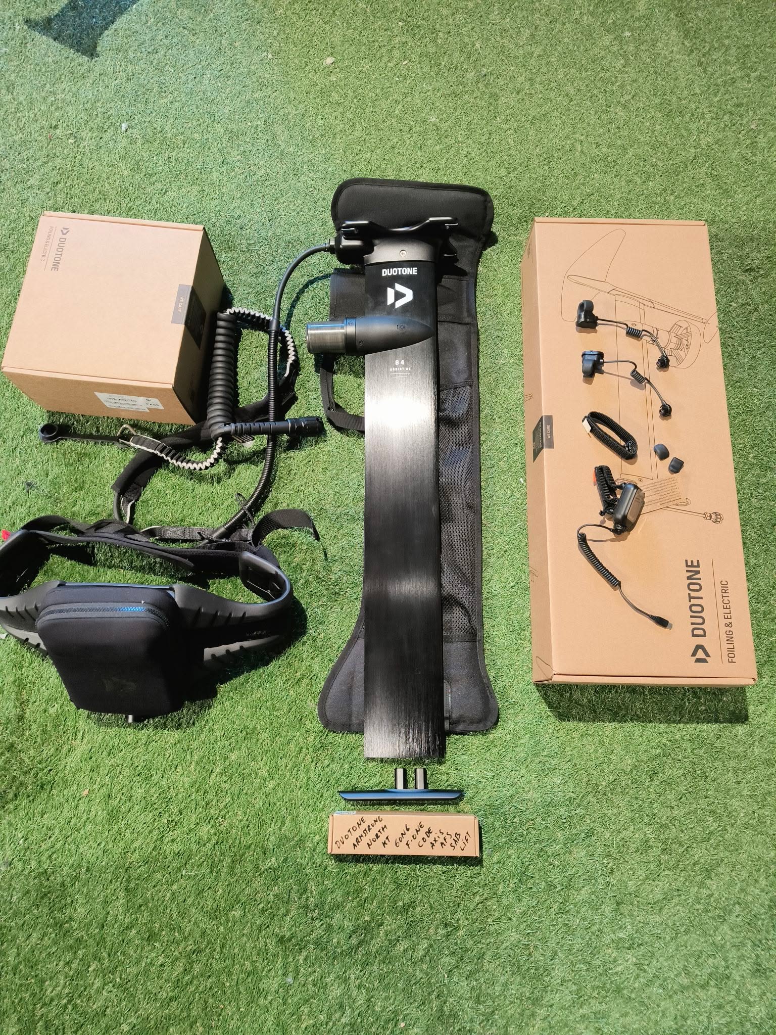 The Duotone alu mast Foil Assist. The motor is integrated 15 cm under the mast plate. It has the same compatibility towards planes from other brands as the Duotone alu Foil Drive. Fly High Sports