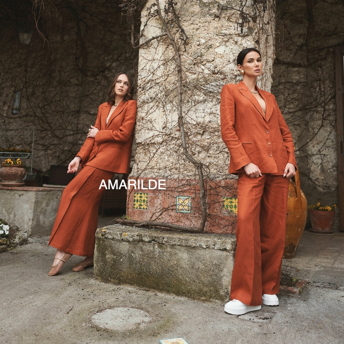 @Amarilde was born from the desire to create a young brand with a tailored and refined design, made entirely in Italy with fine fabrics. Amarilde is aimed at women of all ages, with garments designed to accompany them throughout the day.
We believe in craftsmanship, in the responsible choice of materials and in the creation of garments that last over time — for those who want to wear beauty with intention.
In a landscape dominated by speed and excess, the brand chooses a different direction — more conscious, more authentic, more human.
#suitpants #suitskirt #lino #linen #sustainablefashion #orange #burgundymood