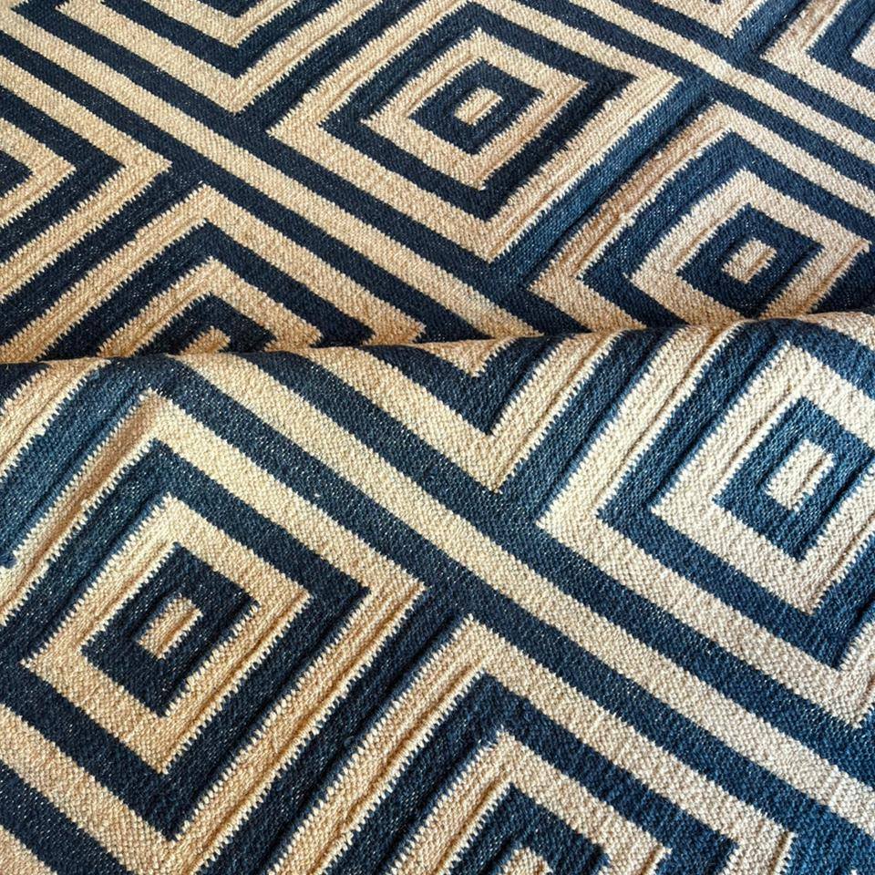 O Tapete Kilim Geo Blue White combina o charme artesanal da trama plana com um design geométrico clean e atual. O contraste entre azul e branco traz leveza e frescor, iluminando o ambiente com elegância. Versátil e atemporal, harmoniza perfeitamente com decorações modernas, criando um espaço equilibrado, leve e cheio de estilo.
Consulte mais sobre o modelo visitando nossas lojas.
📍Rua Henrique Schaumann, 498 - Pinheiros | SP
São Paulo: (11)93044-1854
Caxias do Sul: (54) 3027-1234
.
.
.
.
#kiantapetes #arqdecor #interiordesign #sofisticacao #personalidade #estilo #tapetesimportados #decoração #homedecor #homesweethome #designinterior #arqlovers #confort #casadecorada #DesignDeInteriores