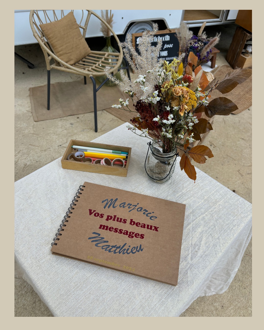 ✨ Un livre d'or à votre image… jusque dans les moindres détails ✨
Et si votre livre d’or devenait une véritable pièce de décoration ? 💛
Couleurs, matières, thème, ambiance… chaque détail est pensé pour s’harmoniser parfaitement avec votre événement 🎨
Bois, bohème, chic, moderne ou romantique… tout est personnalisable pour créer un souvenir unique, comme vous.
📖 Un livre d’or qui attire les regards…
💭 Et qui garde pour toujours les plus beaux messages
Parce que chaque événement mérite une touche qui vous ressemble ✨
#LivreDor #DecorationEvenement #Personnalisation #MariageHerault #MariageGard #EventDesign #AmbianceMariage #DetailsQuiComptent #SouvenirsPrecieux #Evenementiel #MariageHerault #MariageGard #WeddingOccitanie #Mariage2026