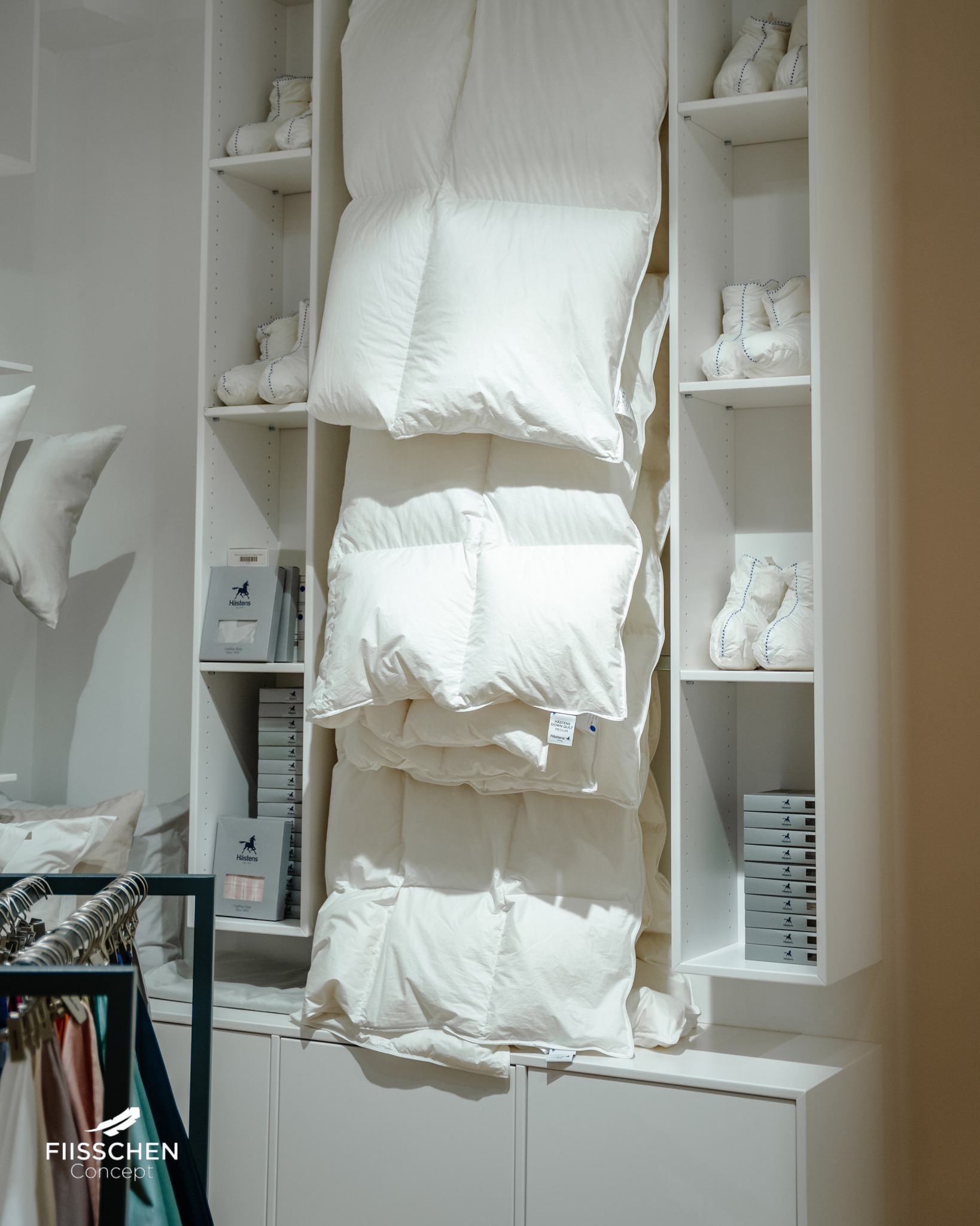 D’Fréijoer steet virun der Dier 🌸
Brauch dir een neien Diwwi, nei Kappzich oder eng nei Decken? Mir hunn alles fir äre Schlof mei angeneem ze gestalten an d’Fréijoer an ärem Schlofzëmmer ze empfänken 🛌