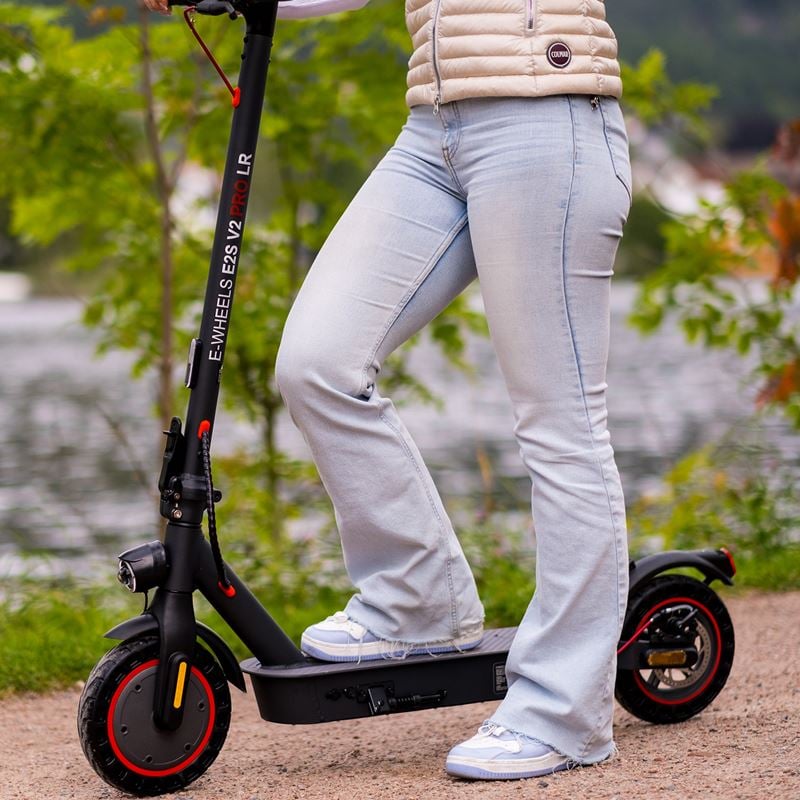 Testivoittaja ja yleisön suosikki – E2S V2 Pro Long Range! 🏆🛴
Etsitkö markkinoiden luotettavinta ja myydyintä sähköpotkulautaa? E2S V2 Pro on putsannut palkintopöydät ja vakuuttanut tuhannet käyttäjät tehollaan ja käytännöllisyydellään! ✨
🔹 Teho: Päivitetty 1000 W moottori (maksimiteho) ⚡️
🔹 Akku: 36 V / 15 Ah – Optimoitu 50 km kantama 🔋
🔹 Kestävyys: IP56-sertifioitu (kestää hyvin vaihtelevia olosuhteita) 🌧️
🔹 Käyttö: Kevyt kantaa, helppo taittaa kasaan ja vaivaton käyttää.
Tämä lauta on täydellinen valinta niin työmatkoille kuin vapaa-ajan seikkailuihin. Ei ihme, että se on ylivoimainen myyntimenestys! 📈
www.sahkoskootit.com
#sähköpotkulauta #sähköpotkulaudat #kesä2026 #mikroliikkuminen #ewheels #kovaamennään