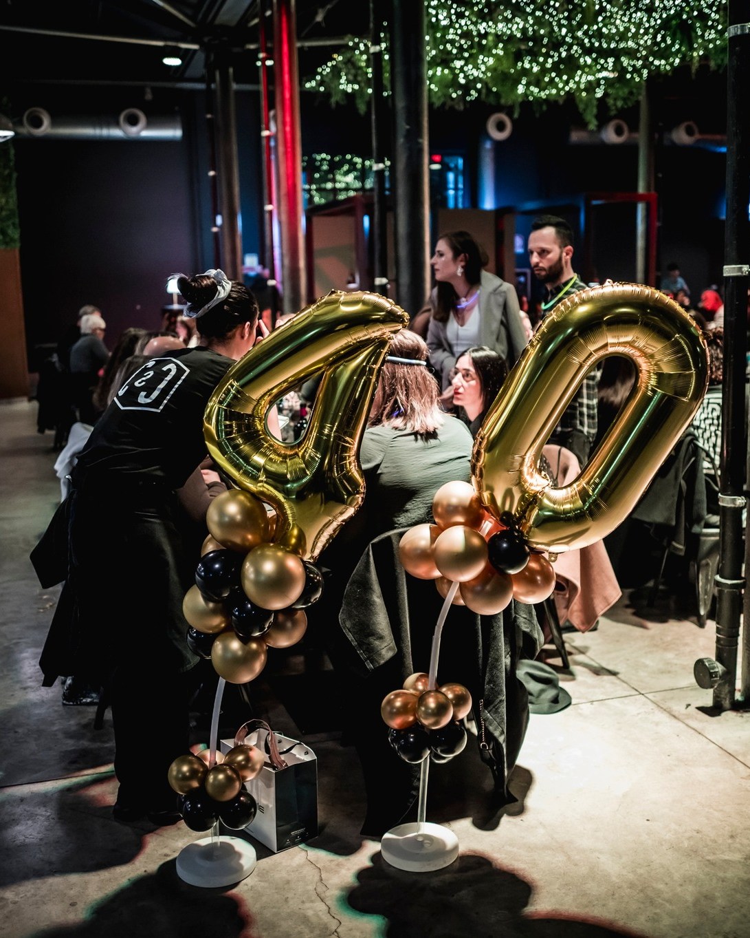 40 candeline, una tavolata piena e due palloncini che parlano chiaro. 🎈
Le feste belle iniziano così: amici attorno al tavolo, piatti che girano, brindisi e tanta voglia di divertirsi.
A Carro Social Club trovi spazio per i gruppi, una cucina che mette tutti d’accordo e l’atmosfera giusta per trasformare un compleanno in una serata che si ricorda.
Se hai qualcosa da festeggiare, sai dove farlo!
Scrivici in DM o clicca il link nella bio del profilo!
#carrosocialclub #compleanno #40anni #festeggiare #milano #sestosangiovanni #eventimilano