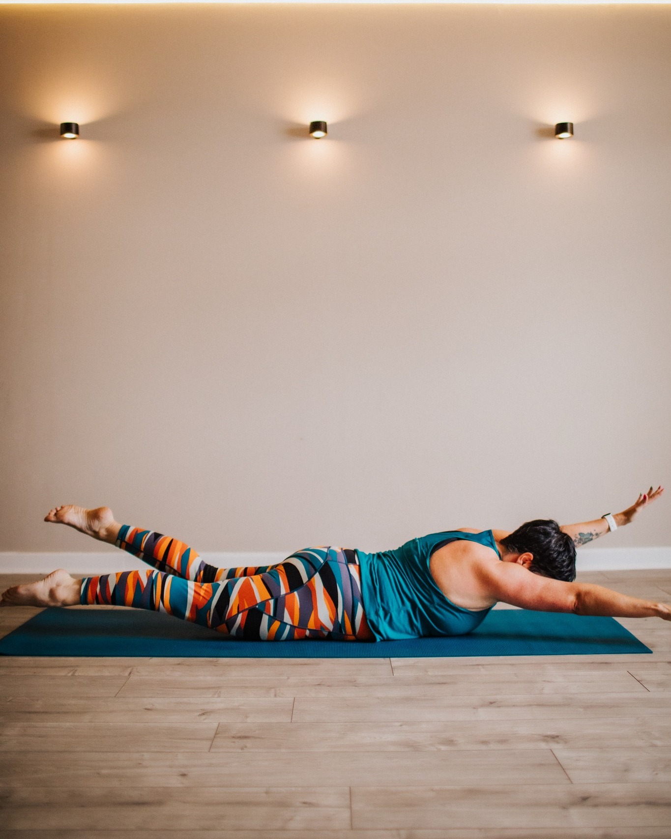 Day 23: Swimming
Exercise 24/34
Out of all of the exercises in the repertoire, this was the one I used to see executed with the LEAST amount of stability and control. The torso and pelvis should be stable not flapping about like a salmon on the river bank!!
It’s one of the most hated exercises by my members…
Aim is to stabilise the shoulders (they’re not earrings), find length through finger tips, arms, head and toes. Think of having a bonfire under the belly to maintain ab connection and pull up on those thighs/knee caps to find that glute connection. This is a great exercise, actually labelled your ‘active rest’ on the mat, but it’s another that works the whole body…..when initiated correctly.
Looking at the apparatus - Looking at Balance Control Front on the Reformer to help to stabilise the spine and scapula and find that all important belly connection. A LOT harder than it looks I tell you!
We can also execute on top of the arc barrel or spine corrector for extra fun!
👏🏻
#marchmatness #marchmatness2026 #pilates #pilatesmat #controlology #returntolife