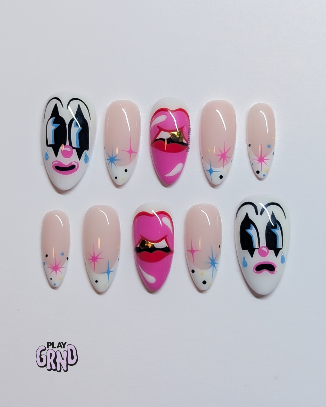 Clown BB’s 🤡
This set is always sooo much fun to paint, y’all! Cutie clowns? Gold teeth? What more could you need? 😎 Find the ‘Clown BB’s’ set on my site under the ‘Fall Nails’ collection.
Hit up my website to check out the rest of my hand-painted, ready-to-order designs or grab a custom set! Make sure to grab a sizing kit if you’re new! 😎 If you need help or have any questions, feel free to drop me a DM. 🖤
#playgrndpressons #playgrndnails #clownnails #clownnailart #handpaintednails
