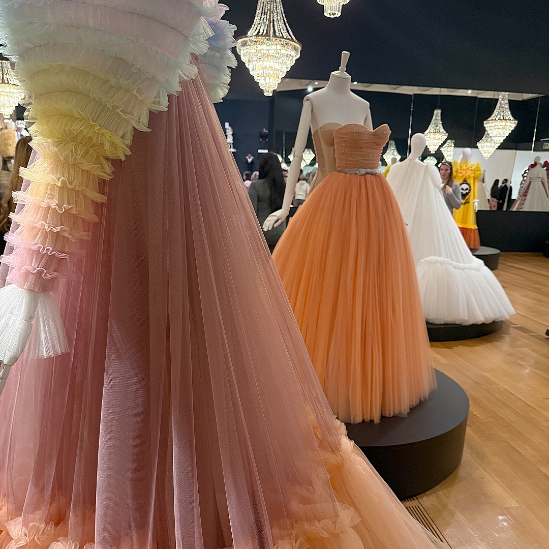 Art field trip, but make it inspiration 🎨✨
A moment from the Viktor & Rolf: Fashion Statements at the High Museum of Art—where fashion, structure, and storytelling completely take over.
We’re constantly pulling ideas from spaces like this—shape, scale, drama, detail—and bringing that energy back into what we create.
Even more fun knowing some of our team are High Museum members… perks of staying inspired 🤍
#BalloonsOverAtlanta #HighMuseumOfArt #ViktorAndRolf #AtlantaArt #DesignInspiration #CreativeInspo #ATLArtScene #FashionExhibit #ArtLovers #AtlantaEvents 🎈