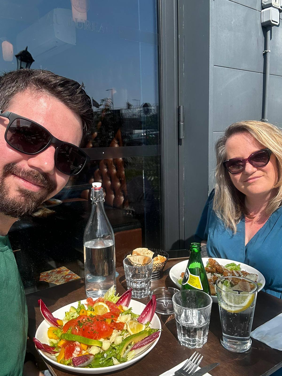 Premiers rayons de soleil et les touristes sont de sortie